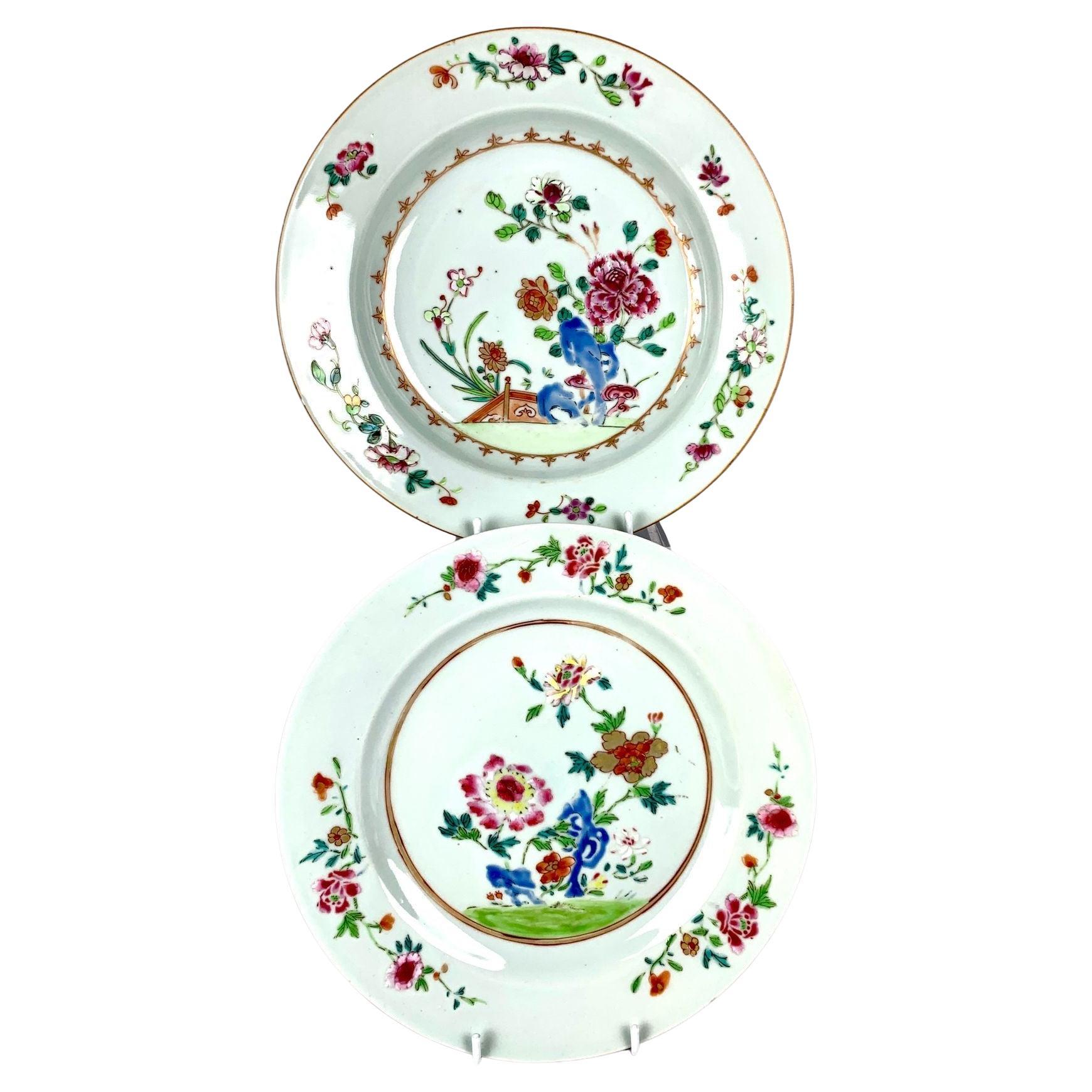 Paire d'anciennes assiettes en porcelaine d'exportation chinoise Famille Rose peinte à la main Ca. 1770 en vente