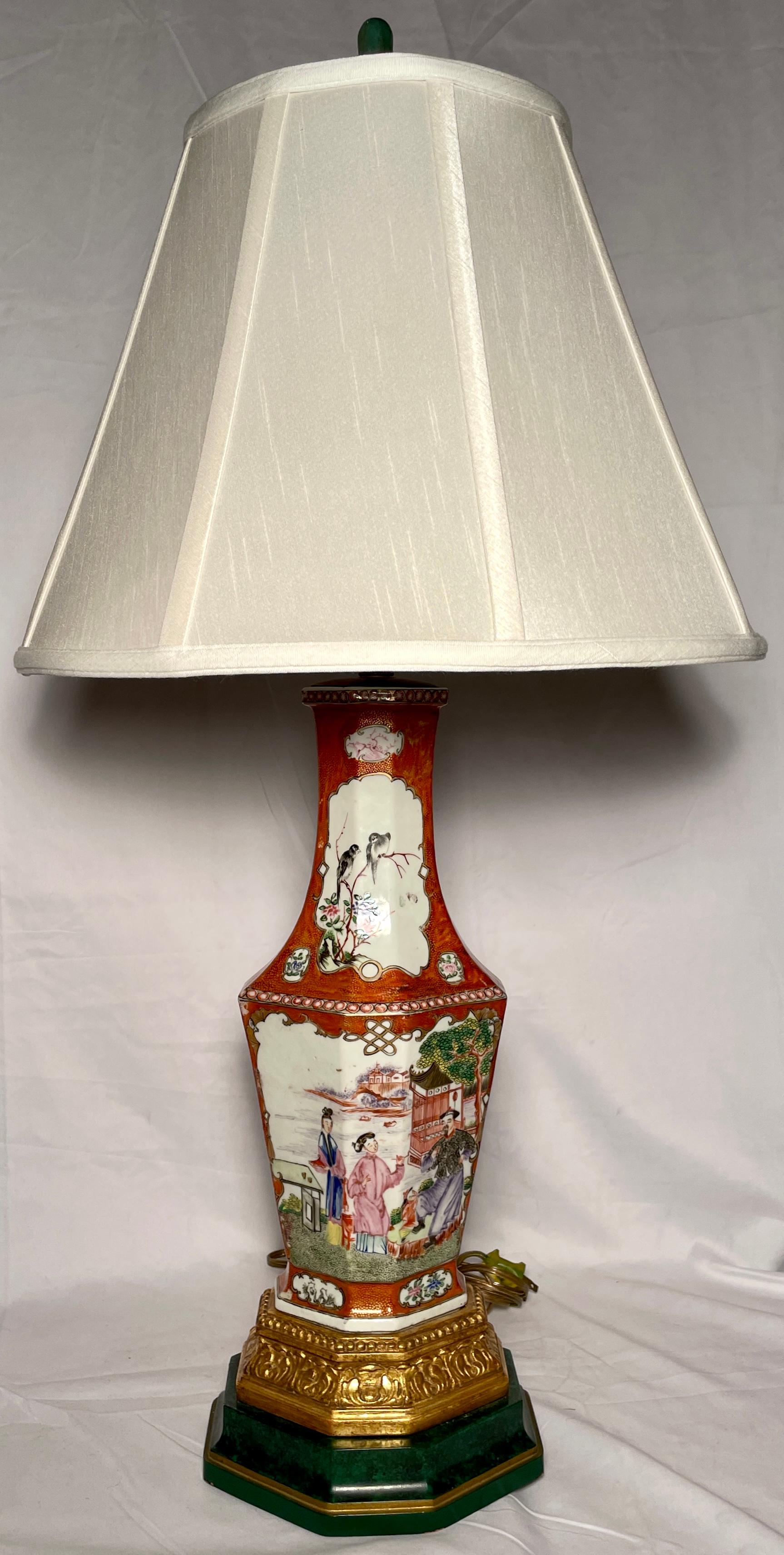 Paire d'urnes anciennes en porcelaine d'exportation chinoise de couleur rouille, transformées en lampes sur des bases faites à la main.