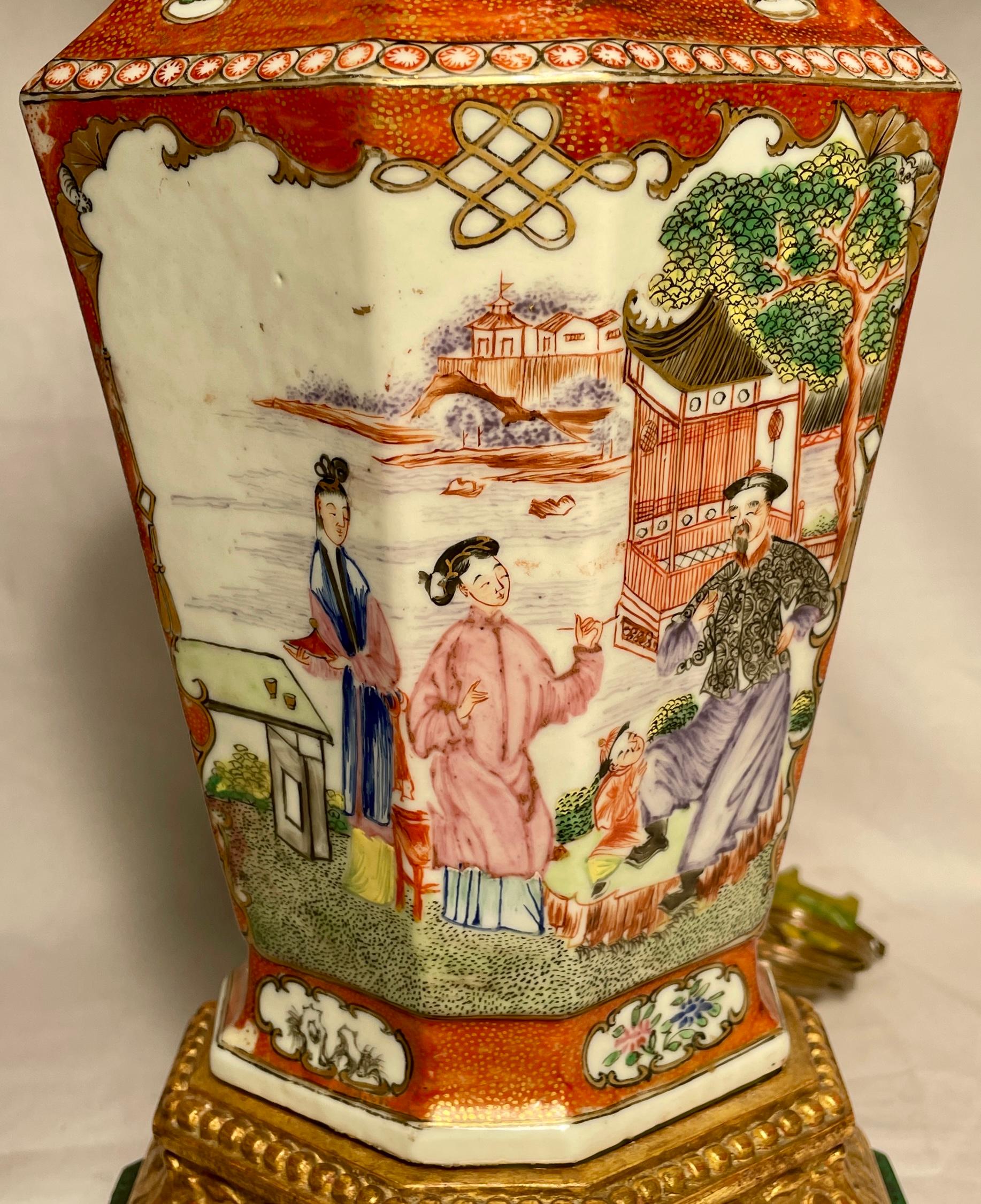 20ième siècle Paire d'urnes anciennes d'exportation chinoise en porcelaine couleur rouille transformées en lampes en vente