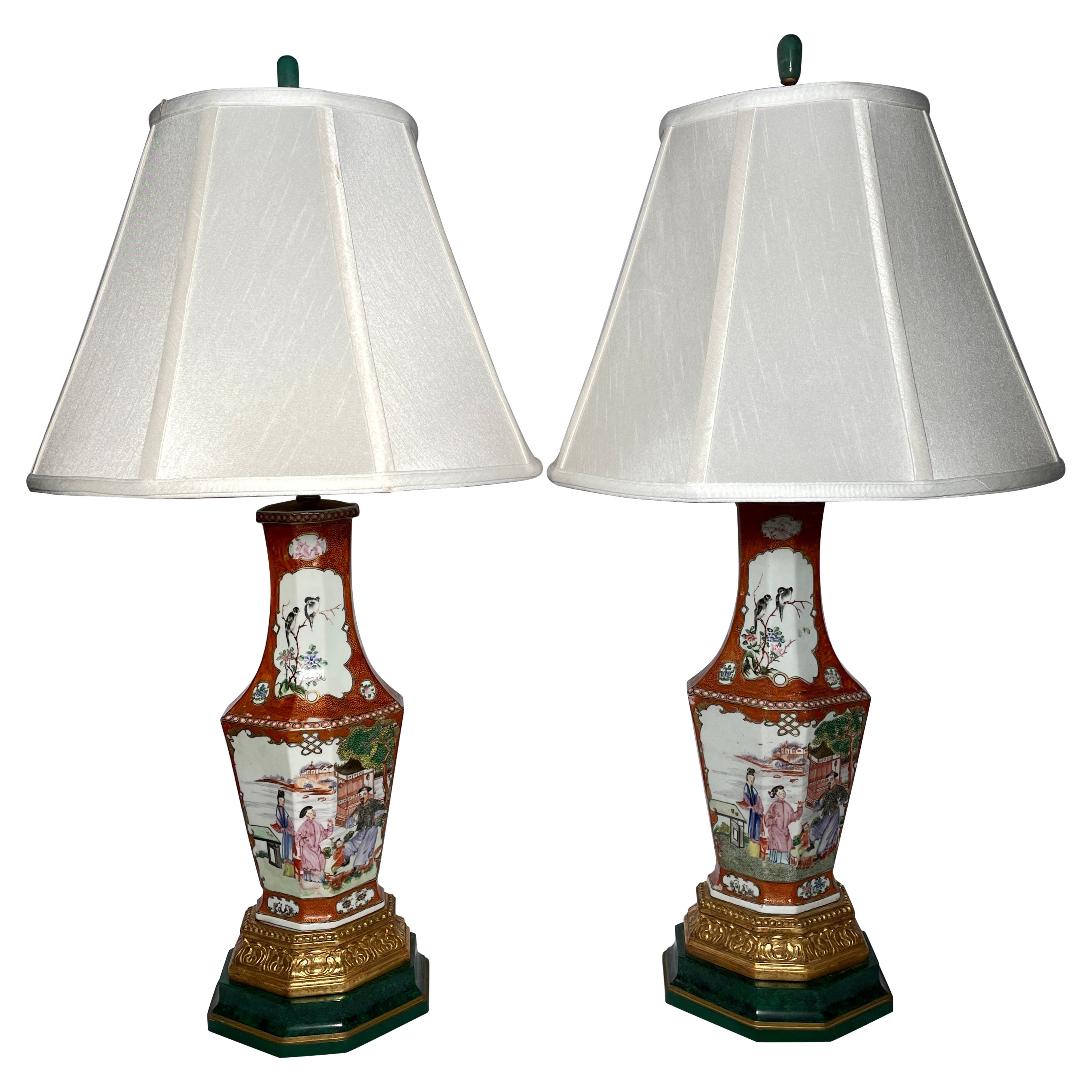 Paire d'urnes anciennes d'exportation chinoise en porcelaine couleur rouille transformées en lampes en vente