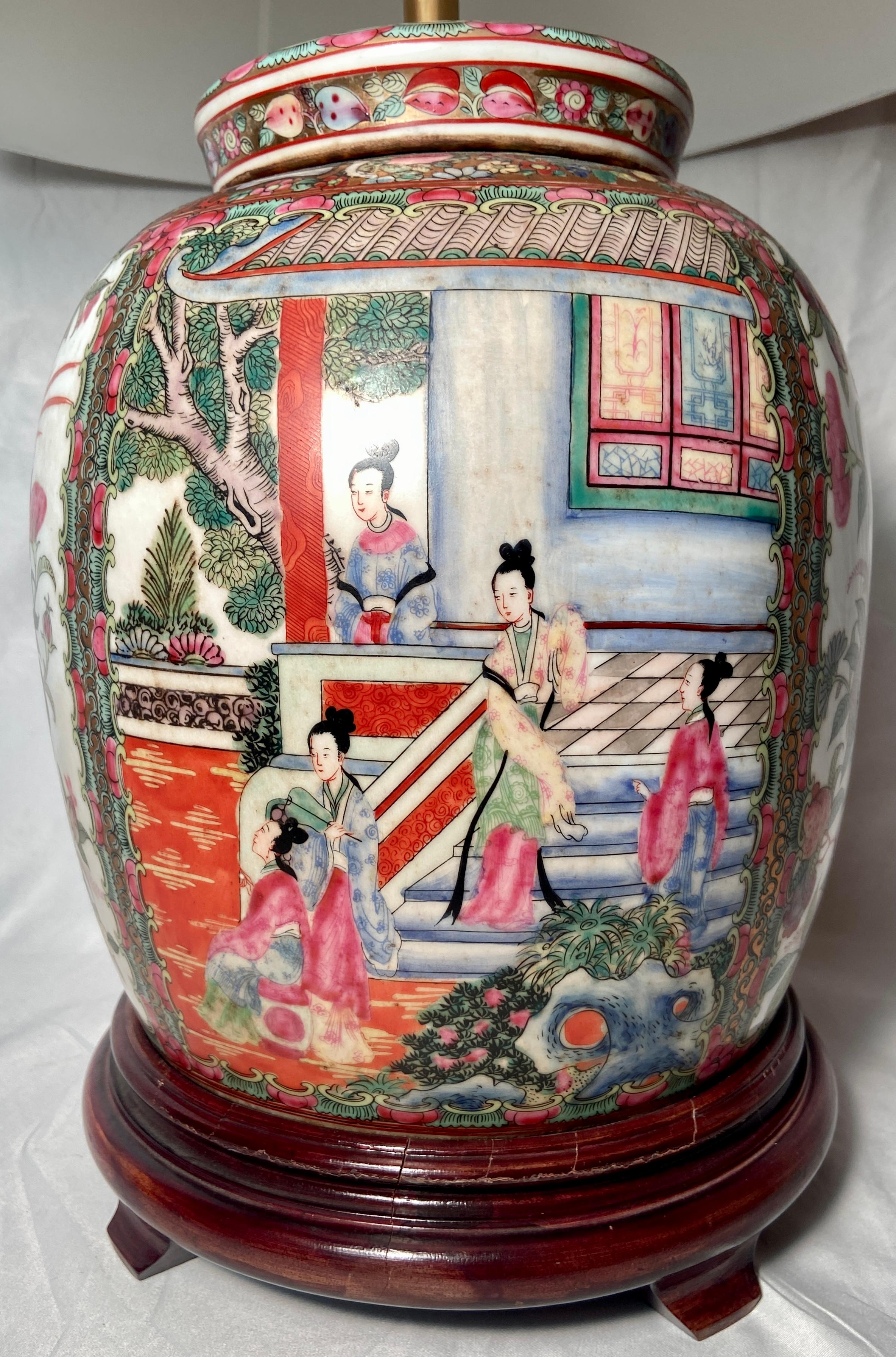 Chinois Paire de lampes chinoises anciennes en porcelaine famille rose, datant d'environ 1900 à 1920 en vente