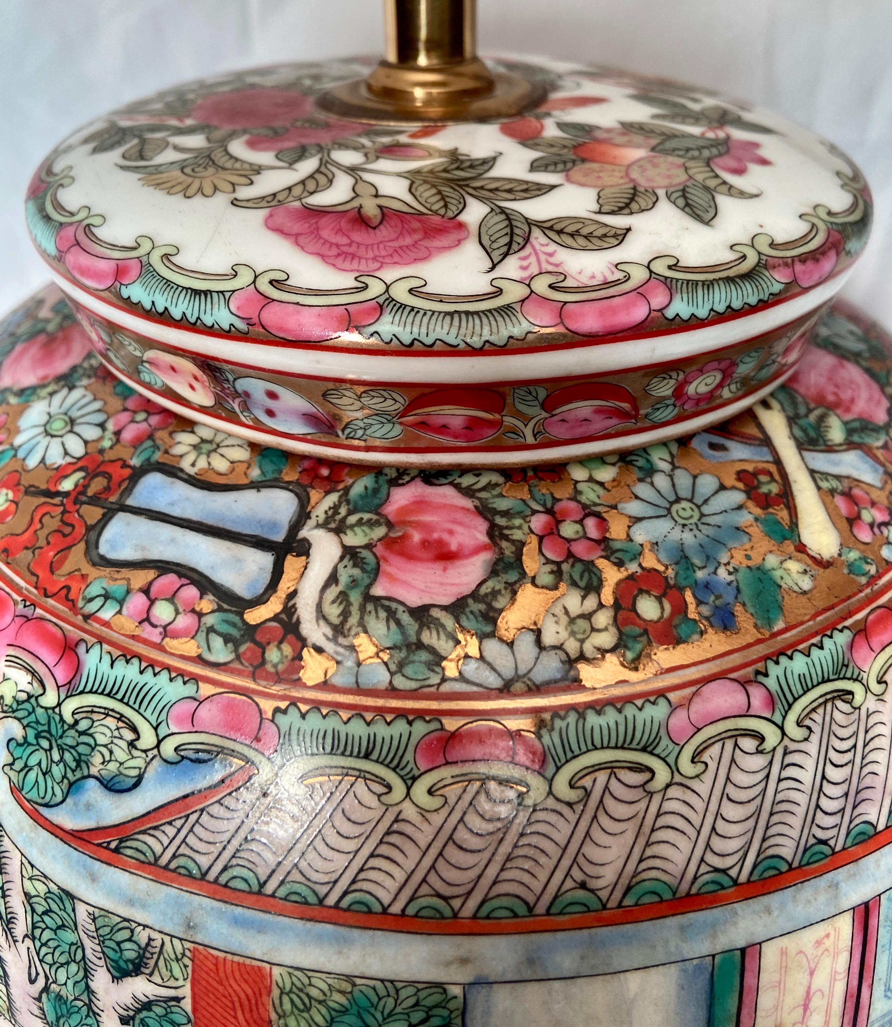 Paire de lampes chinoises anciennes en porcelaine famille rose, datant d'environ 1900 à 1920 Bon état - En vente à New Orleans, LA