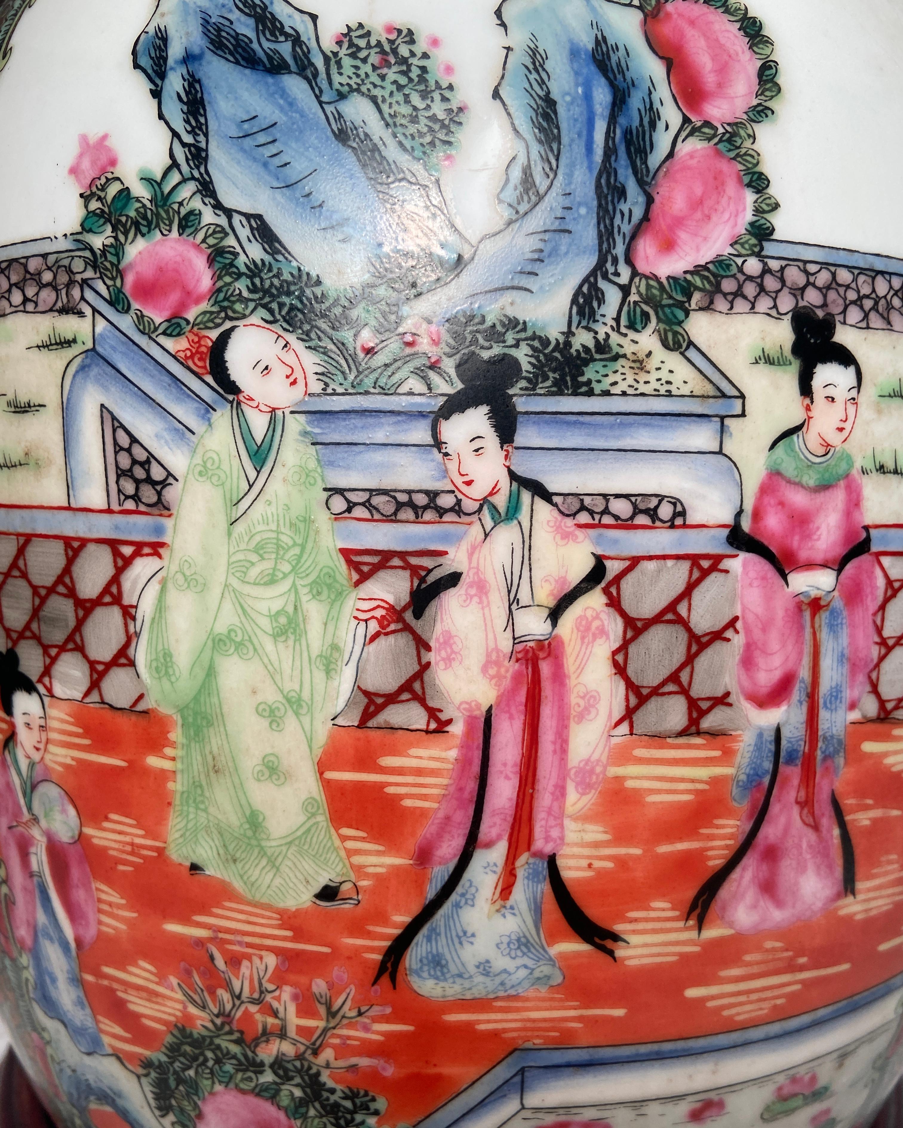 Paire de lampes chinoises anciennes en porcelaine famille rose, datant d'environ 1900 à 1920 en vente 2