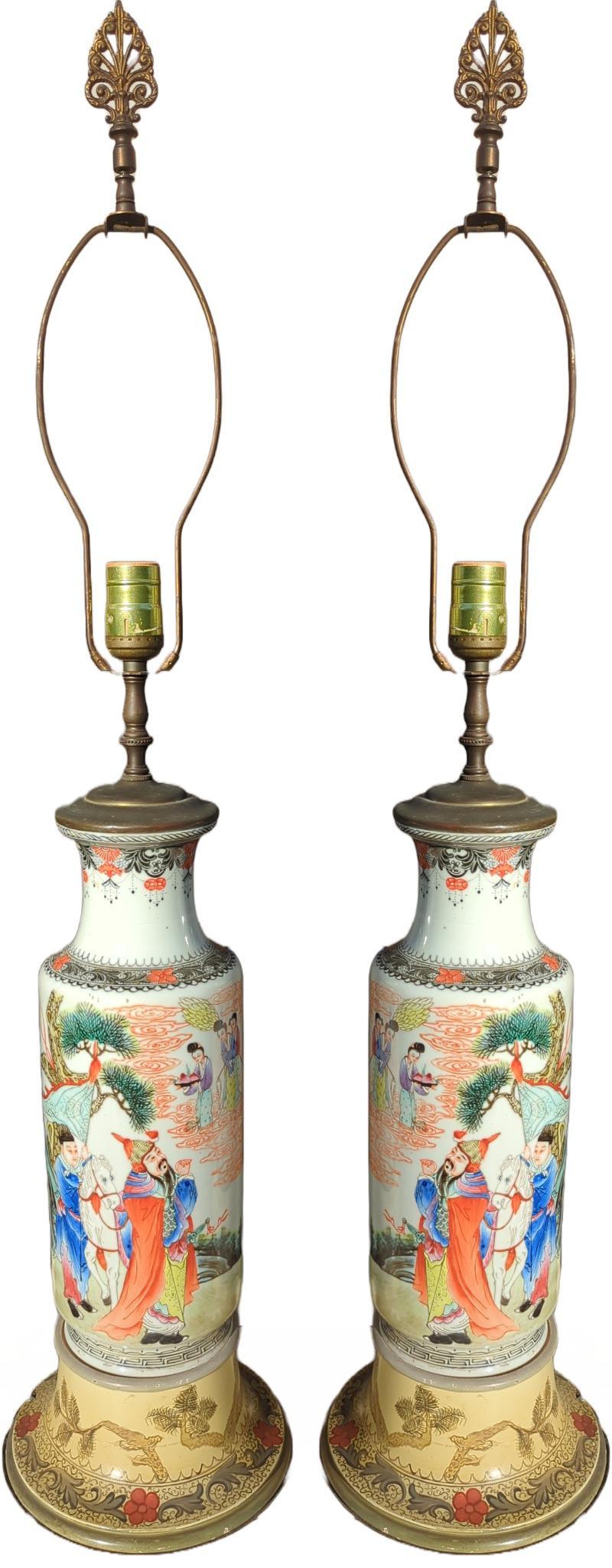 Coppia di lampade da tavolo antiche cinesi Famille Rose Rouleau con vaso figurato dell'inizio del XX secolo ROC in vendita