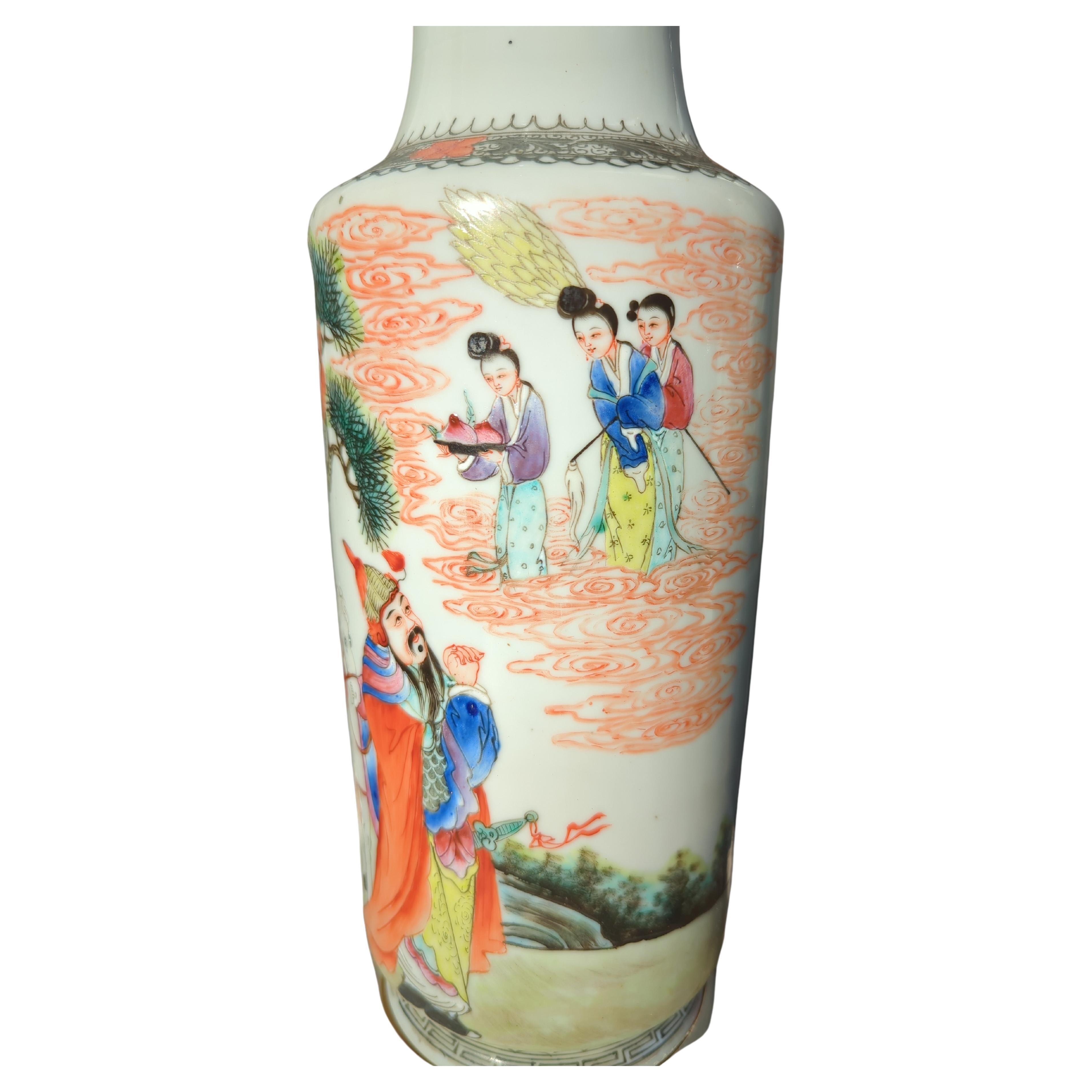 Peint à la main Paire de lampes de bureau chinoises anciennes avec vase figuratif Famille Rose Rouleau, début du 20e siècle ROC en vente