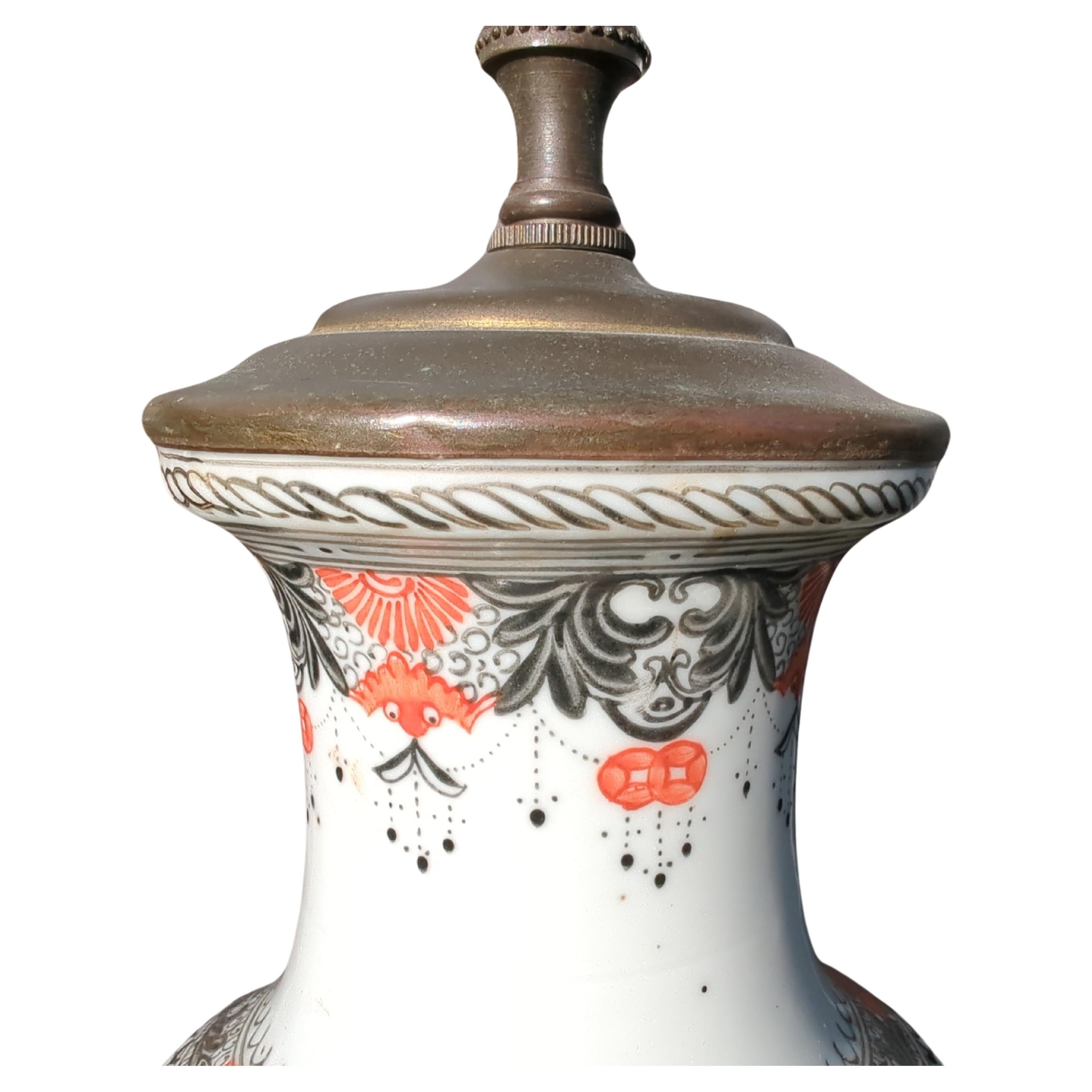 20ième siècle Paire de lampes de bureau chinoises anciennes avec vase figuratif Famille Rose Rouleau, début du 20e siècle ROC en vente