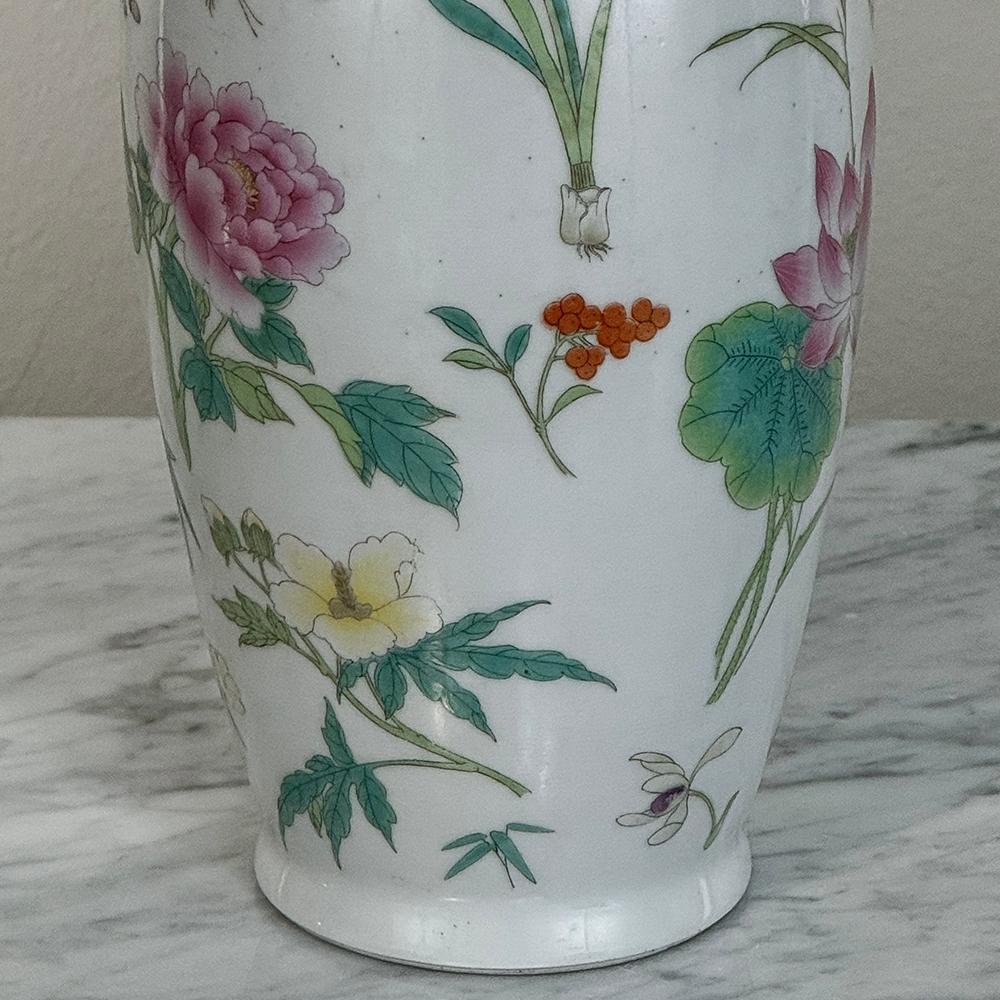 Paire de vases à bourgeons chinois anciens en porcelaine peinte à la main en vente 2