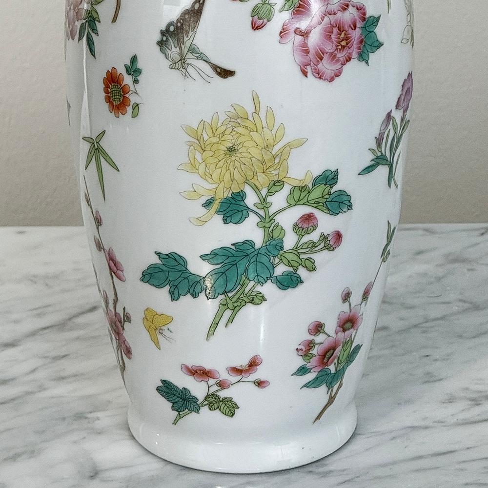 Paire de vases à bourgeons chinois anciens en porcelaine peinte à la main en vente 4
