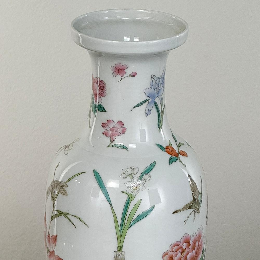 Paire de vases à bourgeons chinois anciens en porcelaine peinte à la main en vente 5