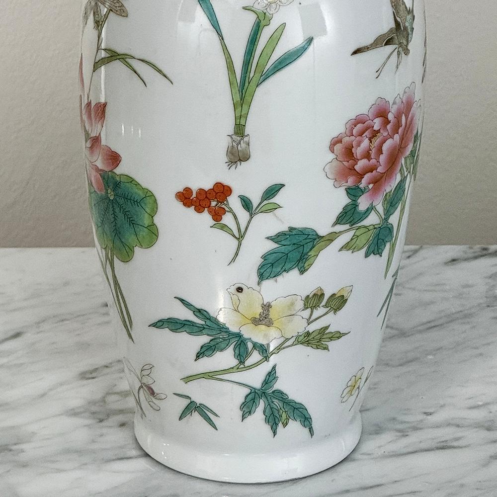 Paire de vases à bourgeons chinois anciens en porcelaine peinte à la main en vente 6
