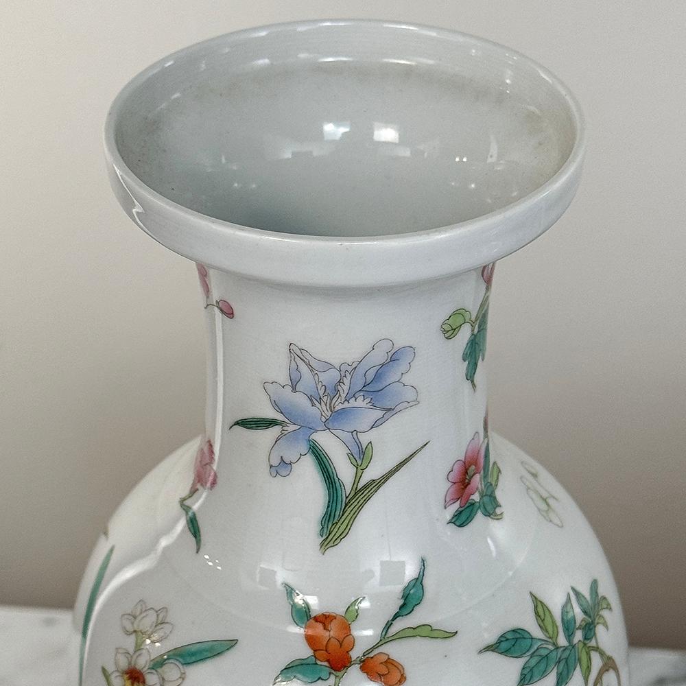 Paire de vases à bourgeons chinois anciens en porcelaine peinte à la main en vente 7