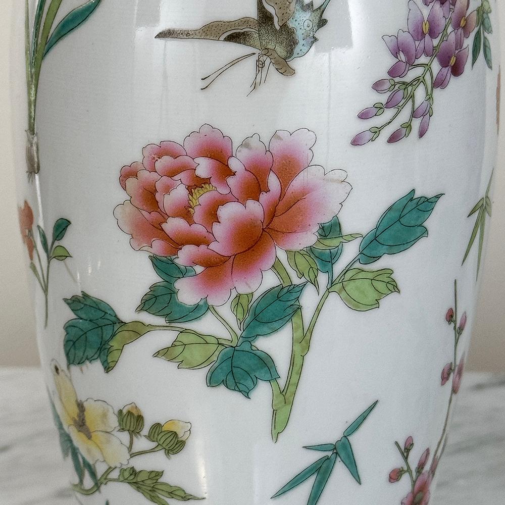 Paire de vases à bourgeons chinois anciens en porcelaine peinte à la main en vente 8