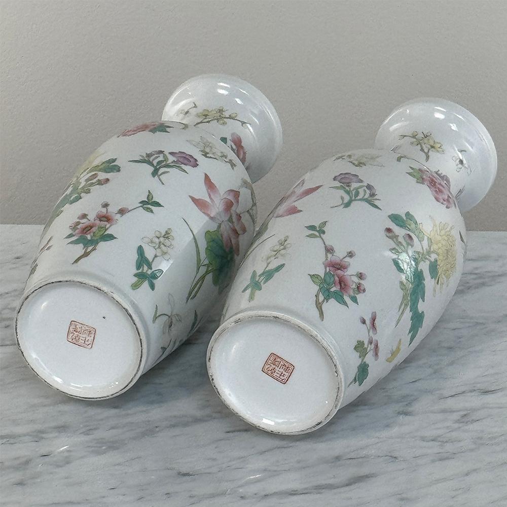 Paire de vases à bourgeons chinois anciens en porcelaine peinte à la main en vente 9