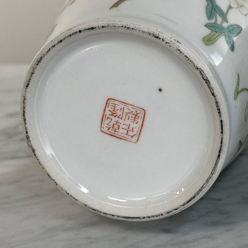 Paire de vases à bourgeons chinois anciens en porcelaine peinte à la main en vente 10