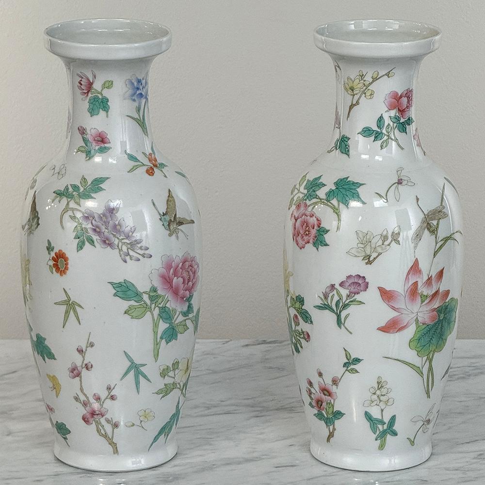 La paire de vases à bourgeons anciens en porcelaine chinoise peinte à la main est brillamment peinte à un niveau artistique étonnamment réaliste, représentant diverses espèces de plantes et de fleurs de jardin.  Parfaites pour des tiges uniques ou