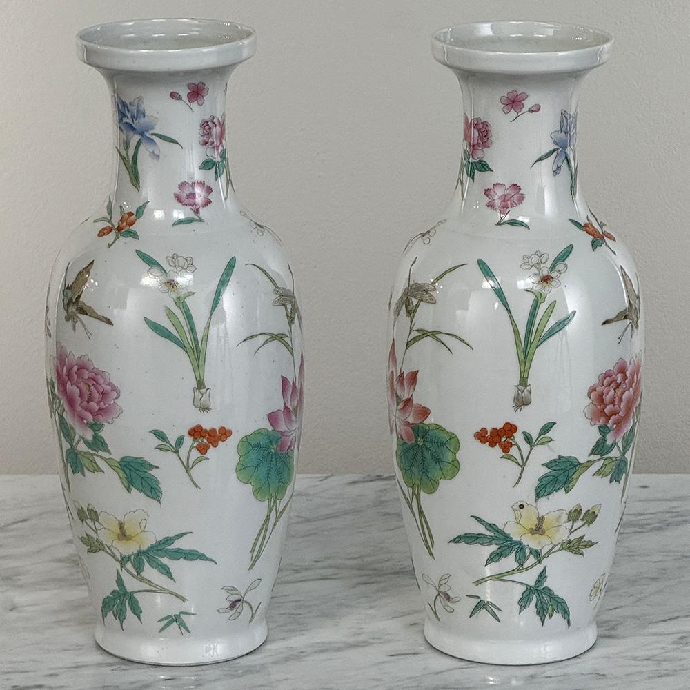 Belle Époque Paire de vases à bourgeons chinois anciens en porcelaine peinte à la main en vente