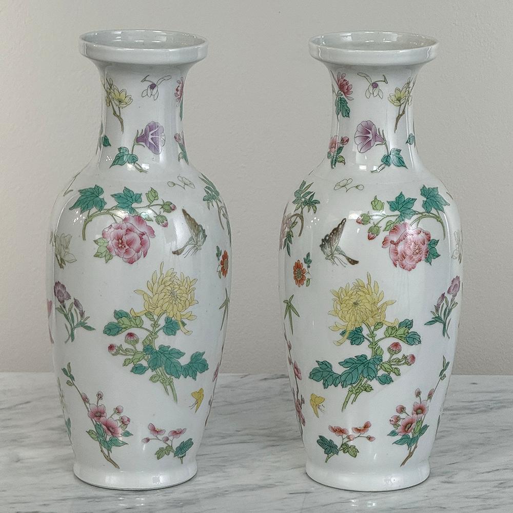 Chinois Paire de vases à bourgeons chinois anciens en porcelaine peinte à la main en vente