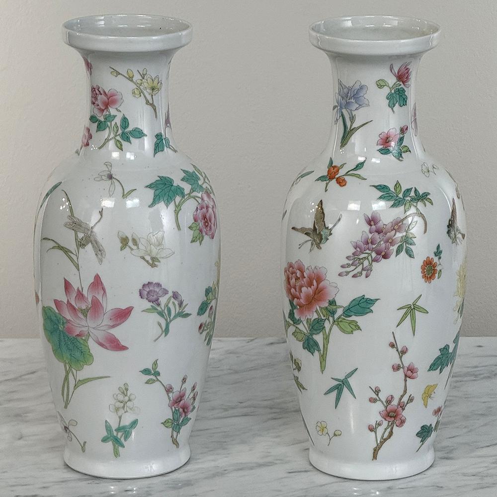 Peint à la main Paire de vases à bourgeons chinois anciens en porcelaine peinte à la main en vente