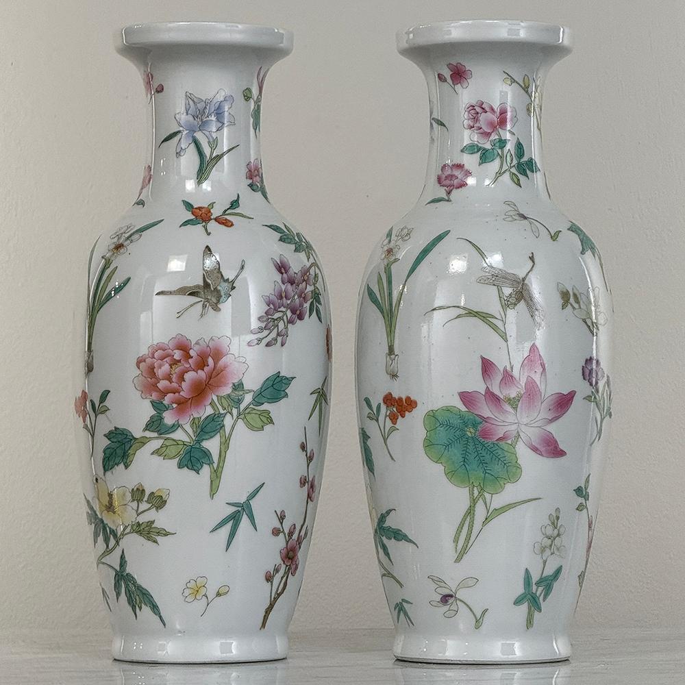 Paire de vases à bourgeons chinois anciens en porcelaine peinte à la main Bon état - En vente à Dallas, TX