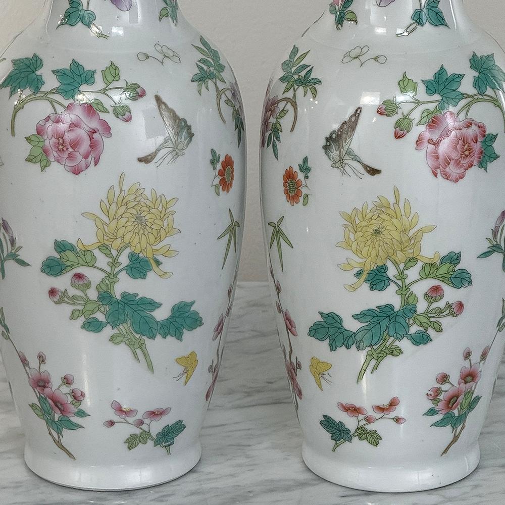 Porcelaine Paire de vases à bourgeons chinois anciens en porcelaine peinte à la main en vente