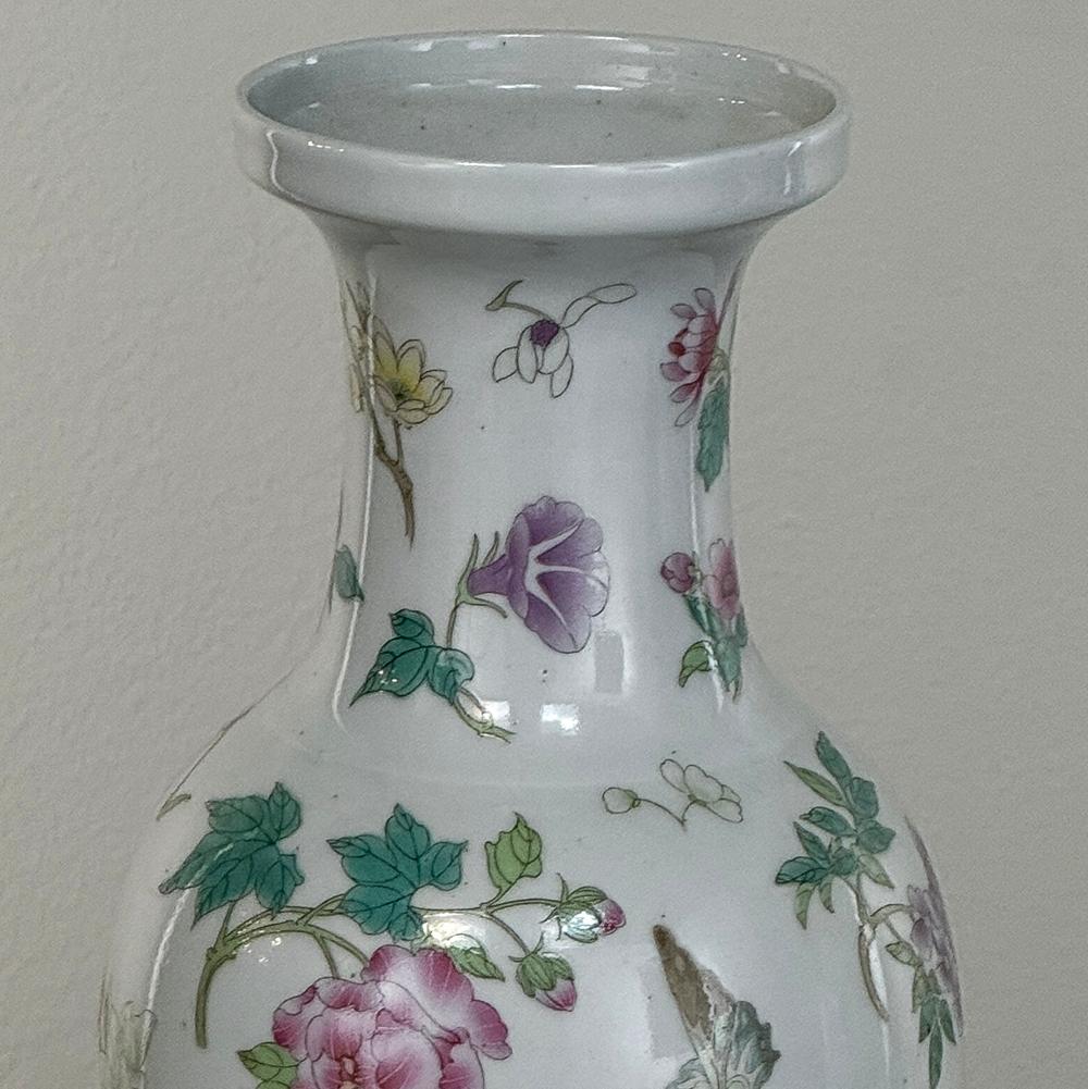 Paire de vases à bourgeons chinois anciens en porcelaine peinte à la main en vente 1