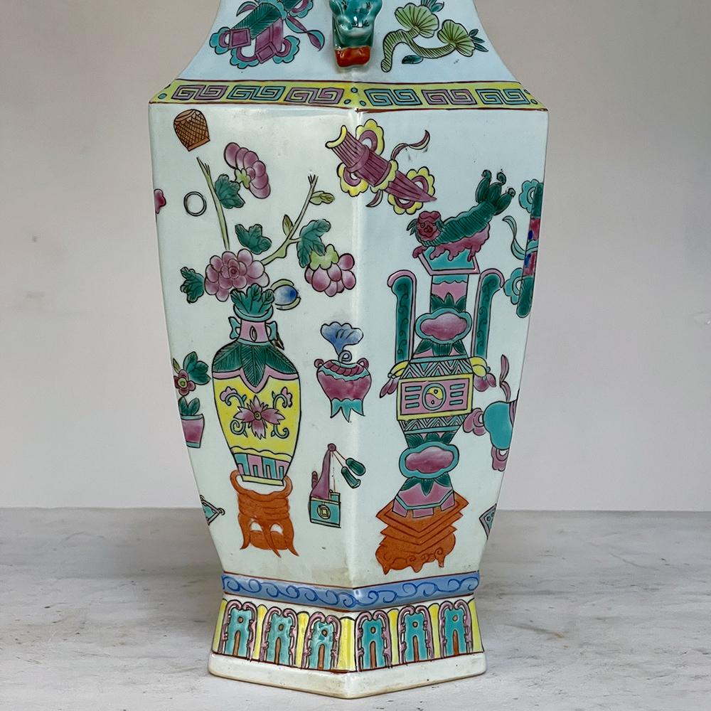 Paire de vases chinois anciens peints à la main en vente 5