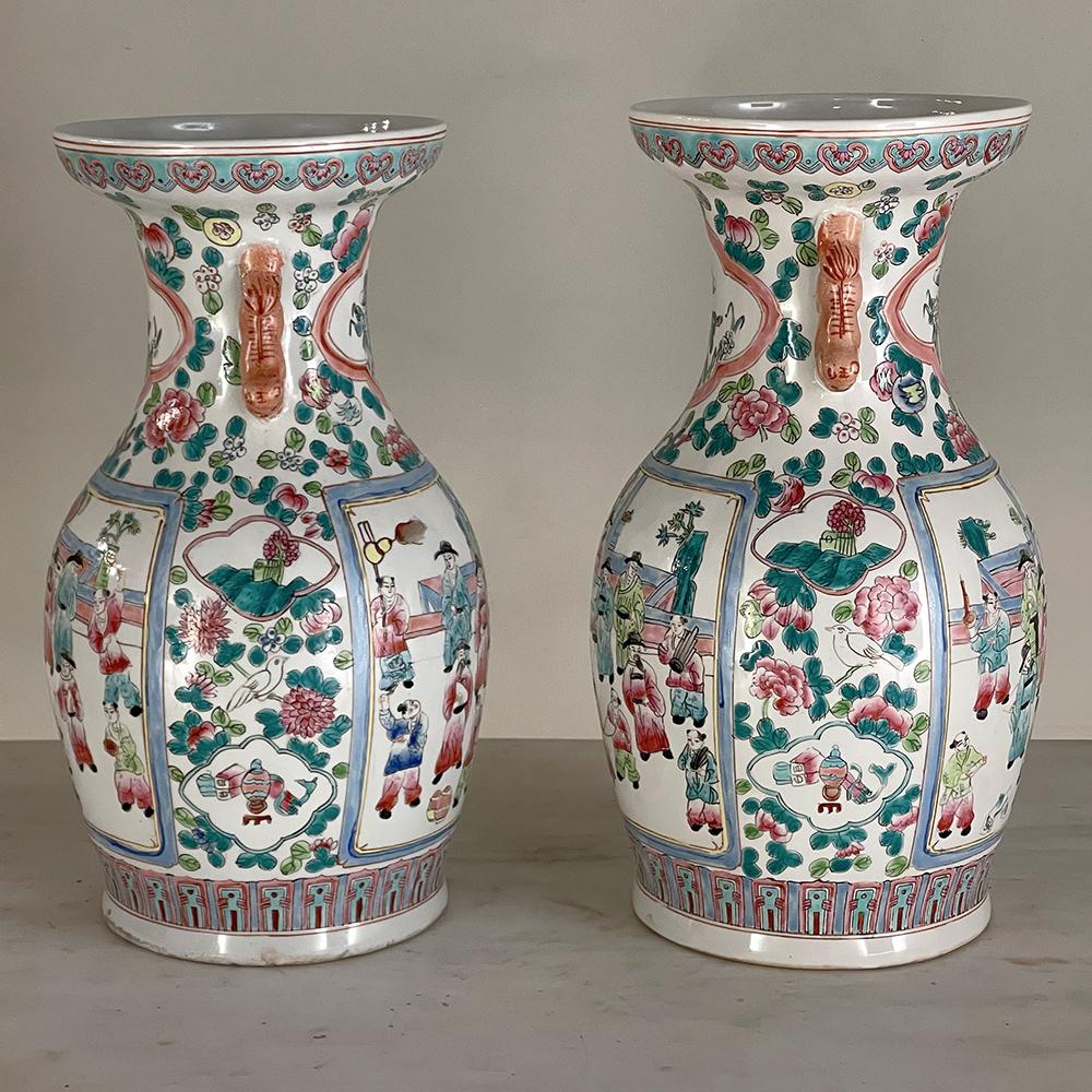 Exportation chinoise Paire de vases chinois anciens peints à la main en vente