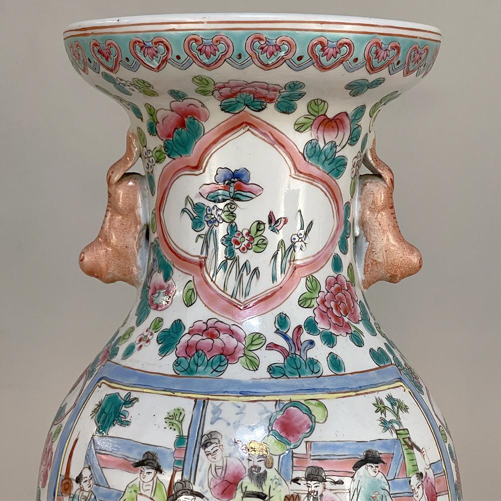 Paire de vases chinois anciens peints à la main Bon état - En vente à Dallas, TX