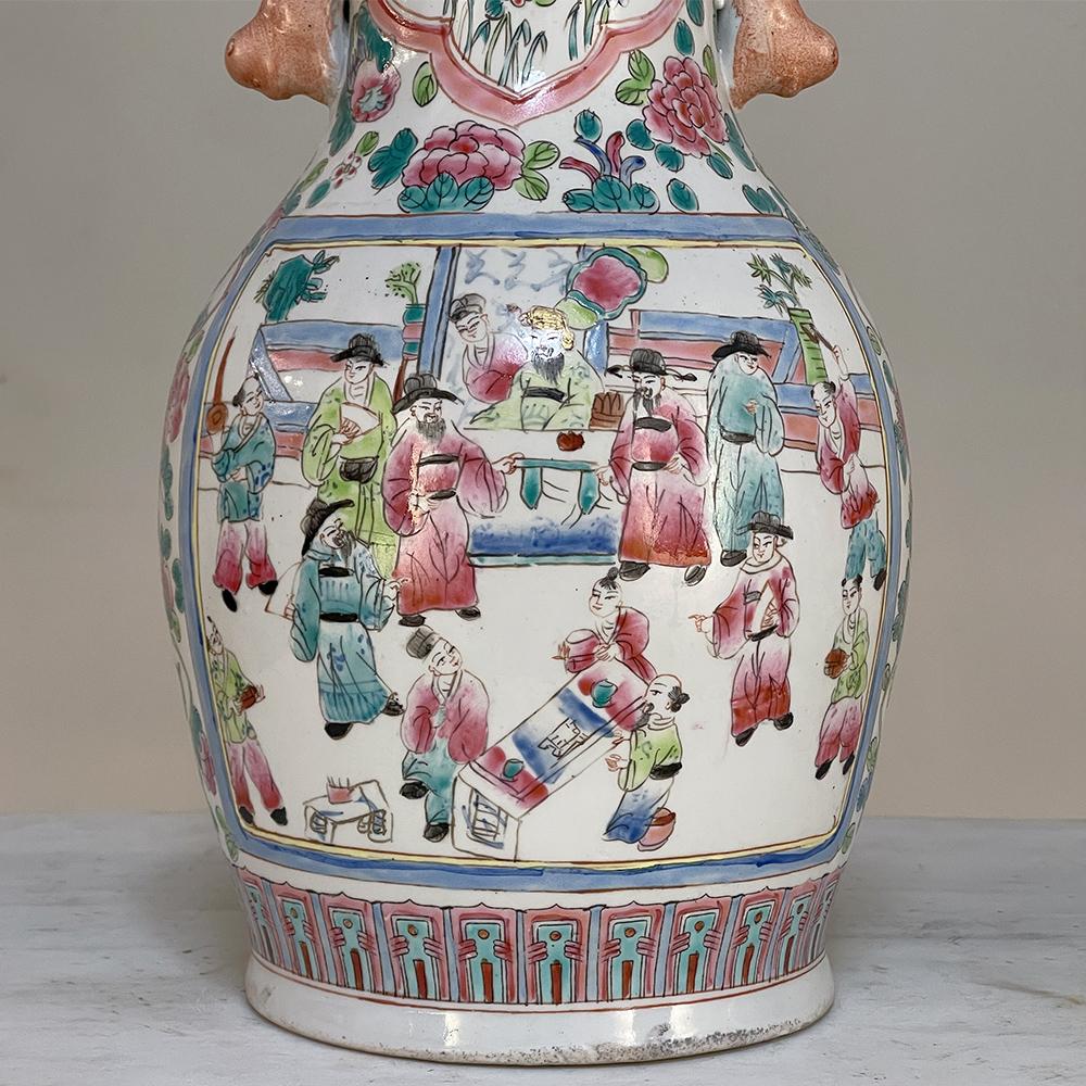20ième siècle Paire de vases chinois anciens peints à la main en vente