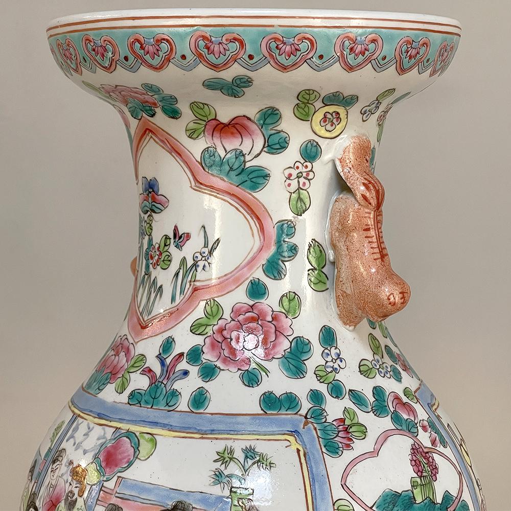 Porcelaine Paire de vases chinois anciens peints à la main en vente