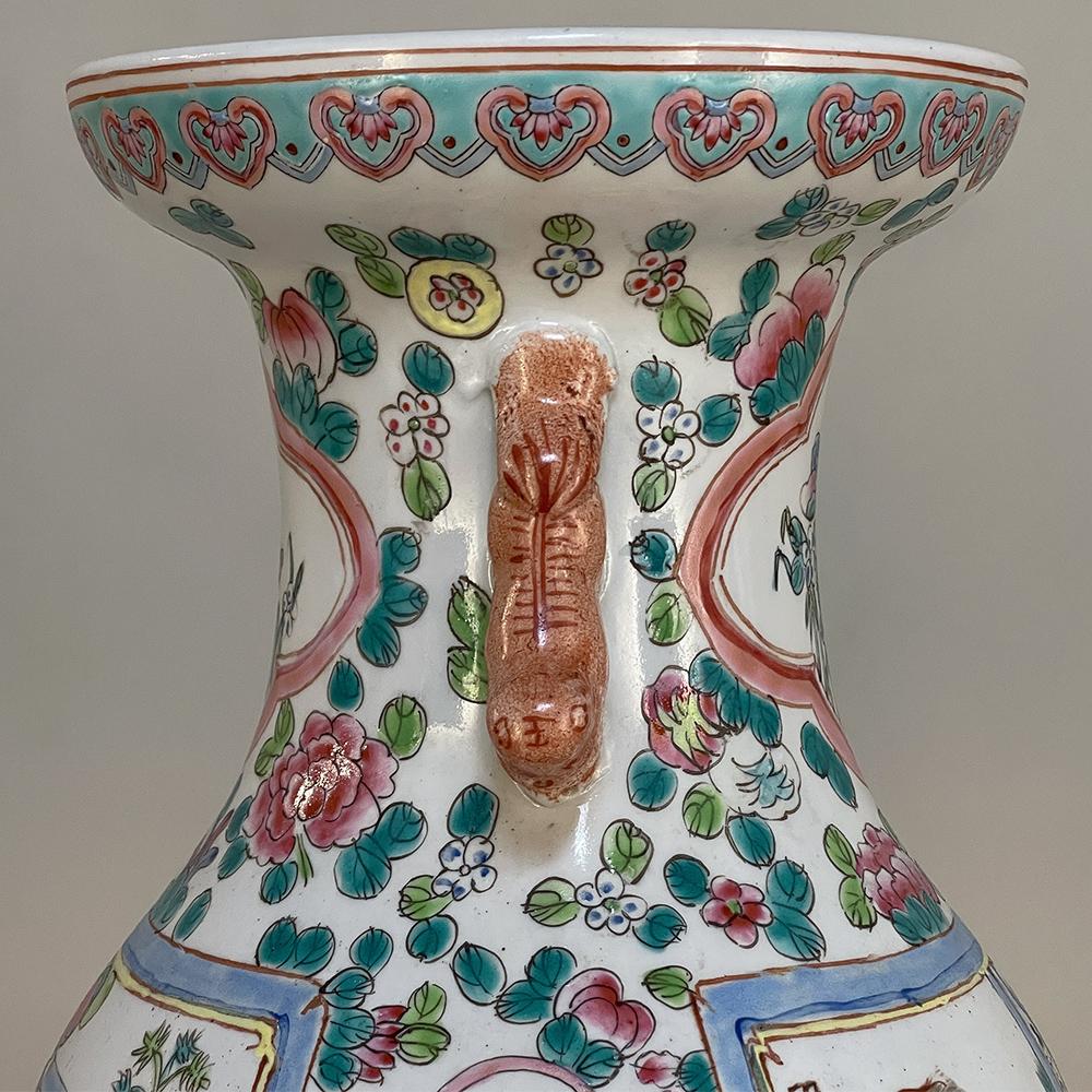Paire de vases chinois anciens peints à la main en vente 1