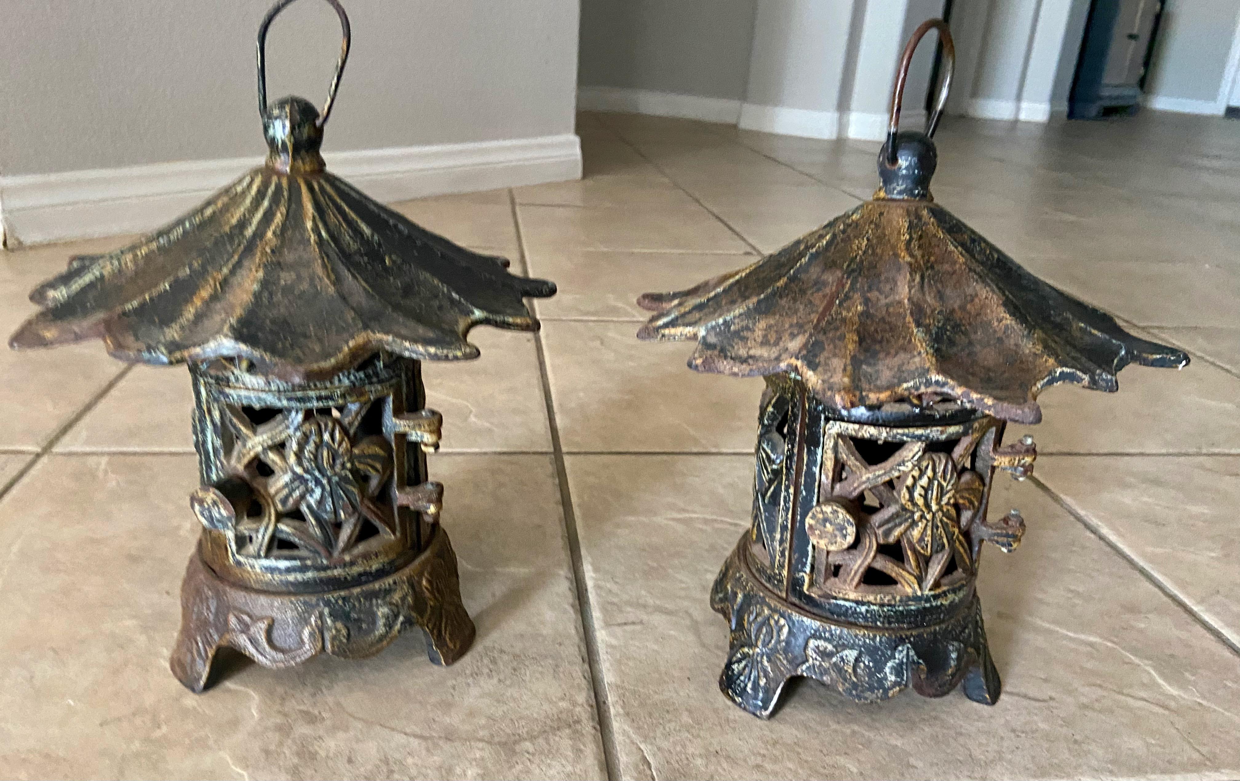 Paire de lanternes de jardin chinoises anciennes en fer en forme de pagode en vente 11