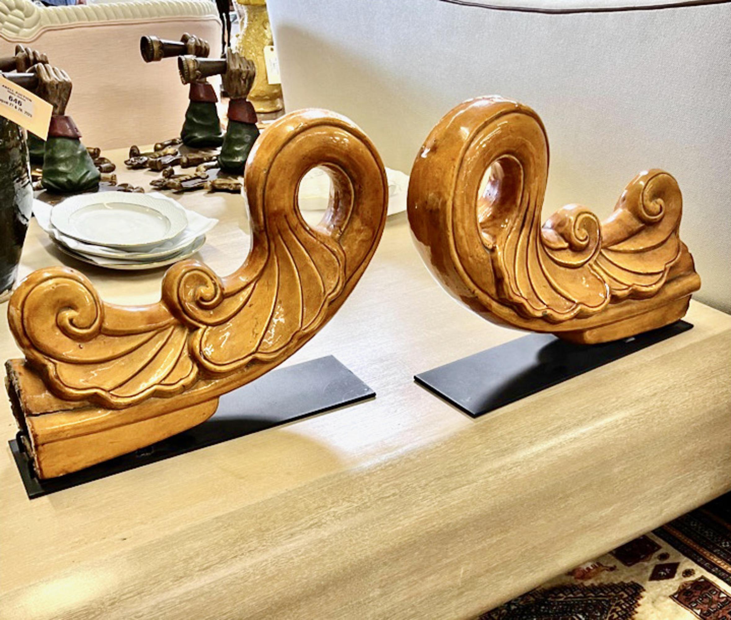 Il s'agit d'une paire de tuiles chinoises ou thaïlandaises anciennes très décoratives. Les carreaux sont émaillés dans une magnifique nuance de jaune moutarde et sont en très bon état d'origine. Elles sont montées sur des supports de style muséal