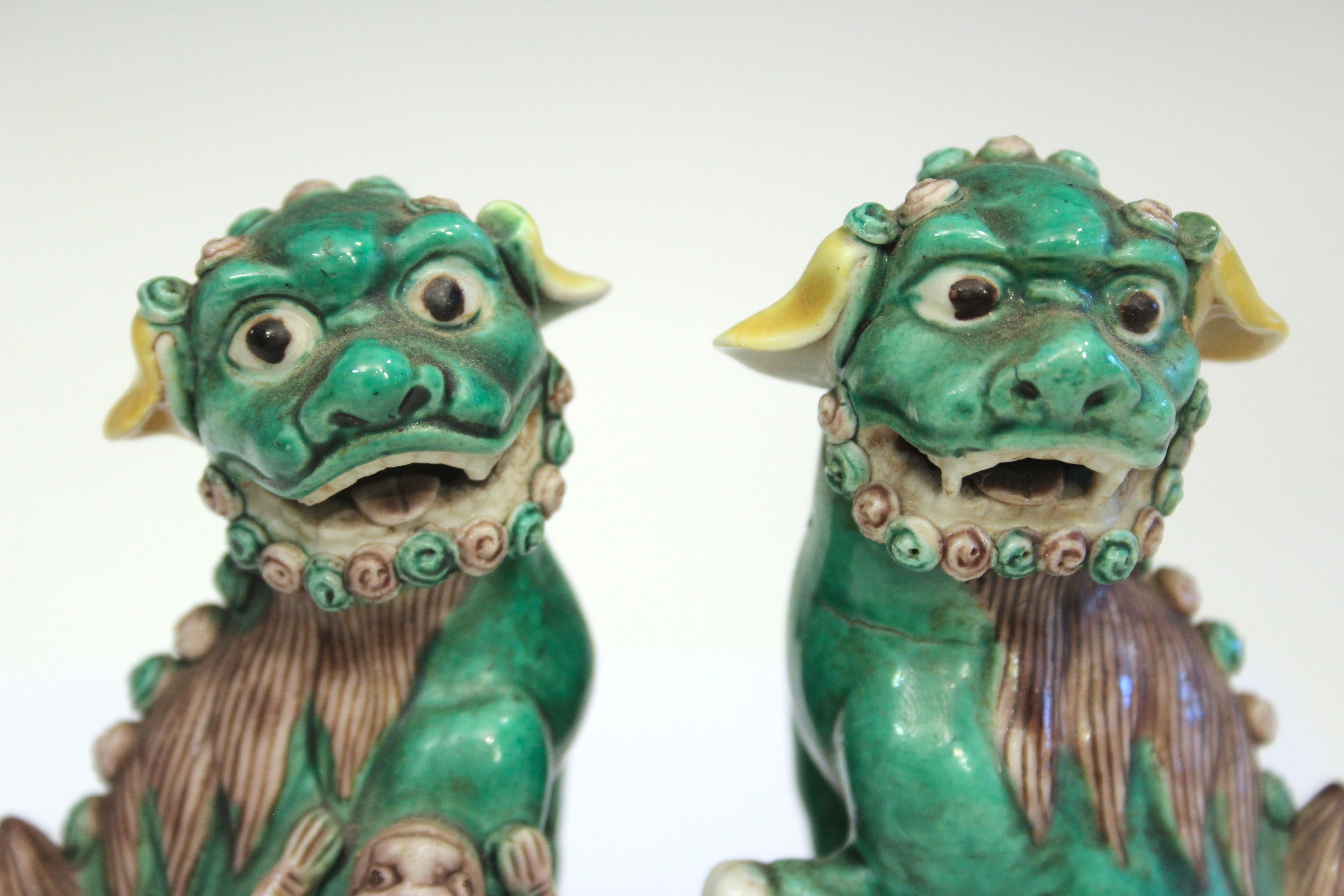 Paire d'anciennes figures de lions bouddhistes en porcelaine chinoise Famille Verte 19ème siècle en vente 2
