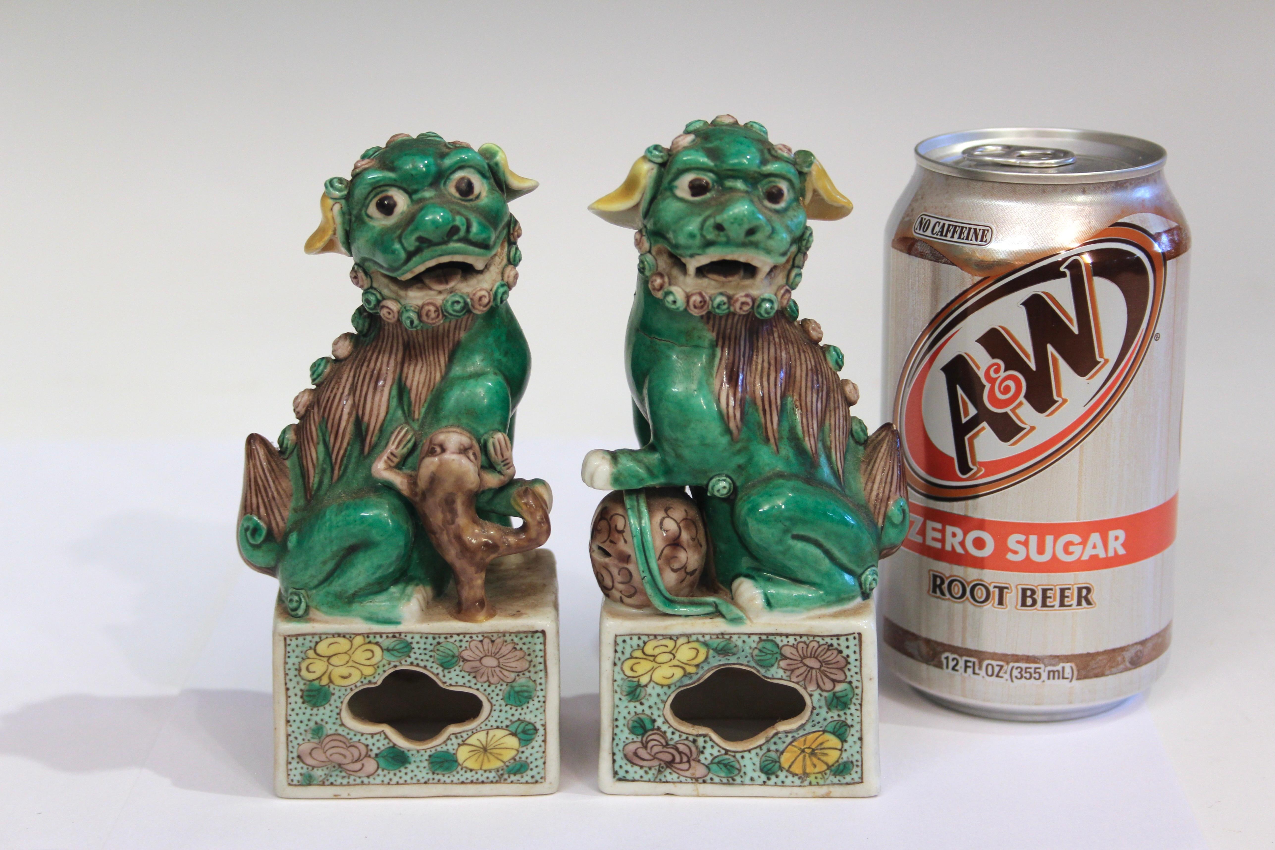 Paire d'anciennes figures de lions bouddhistes en porcelaine chinoise Famille Verte 19ème siècle en vente 3
