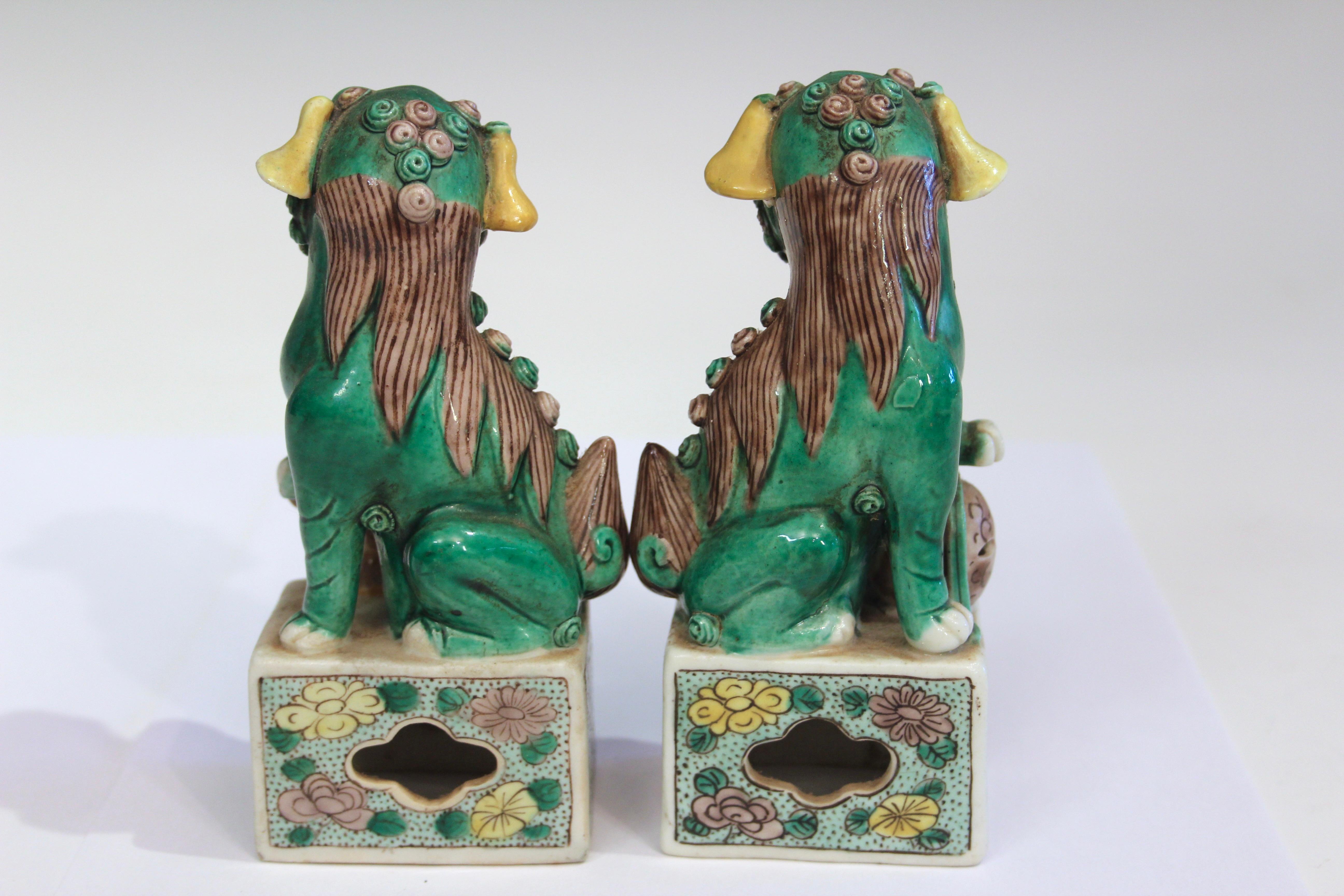 Paire de lions bouddhistes en porcelaine de Chine famille verte. Paire assortie, l'une avec globe, l'autre avec ourson. Circa 19ème siècle. Les lions bouddhistes jumelés - un mâle avec un globe et une femelle avec un lionceau - sont d'anciens