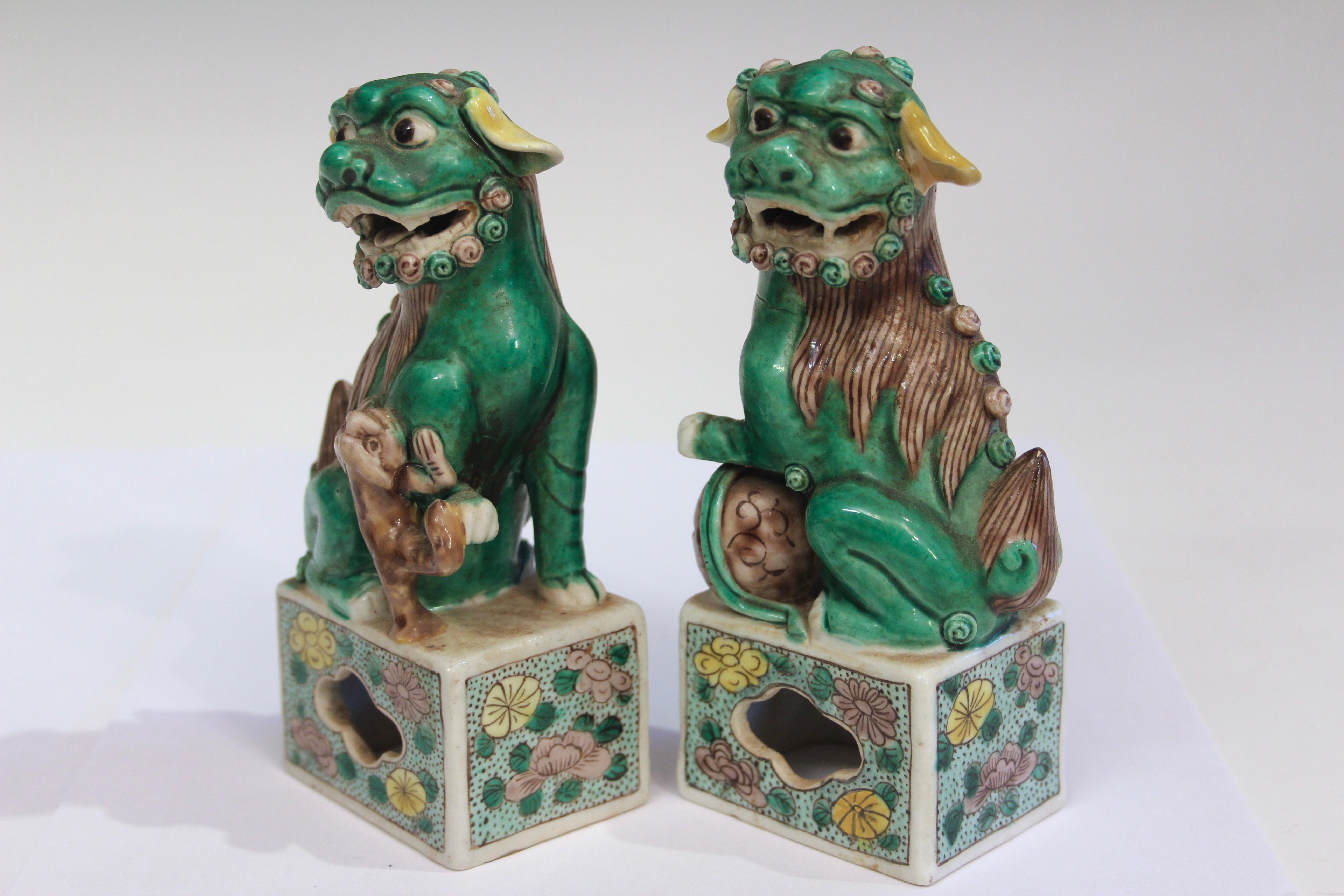 Qing Paire d'anciennes figures de lions bouddhistes en porcelaine chinoise Famille Verte 19ème siècle en vente