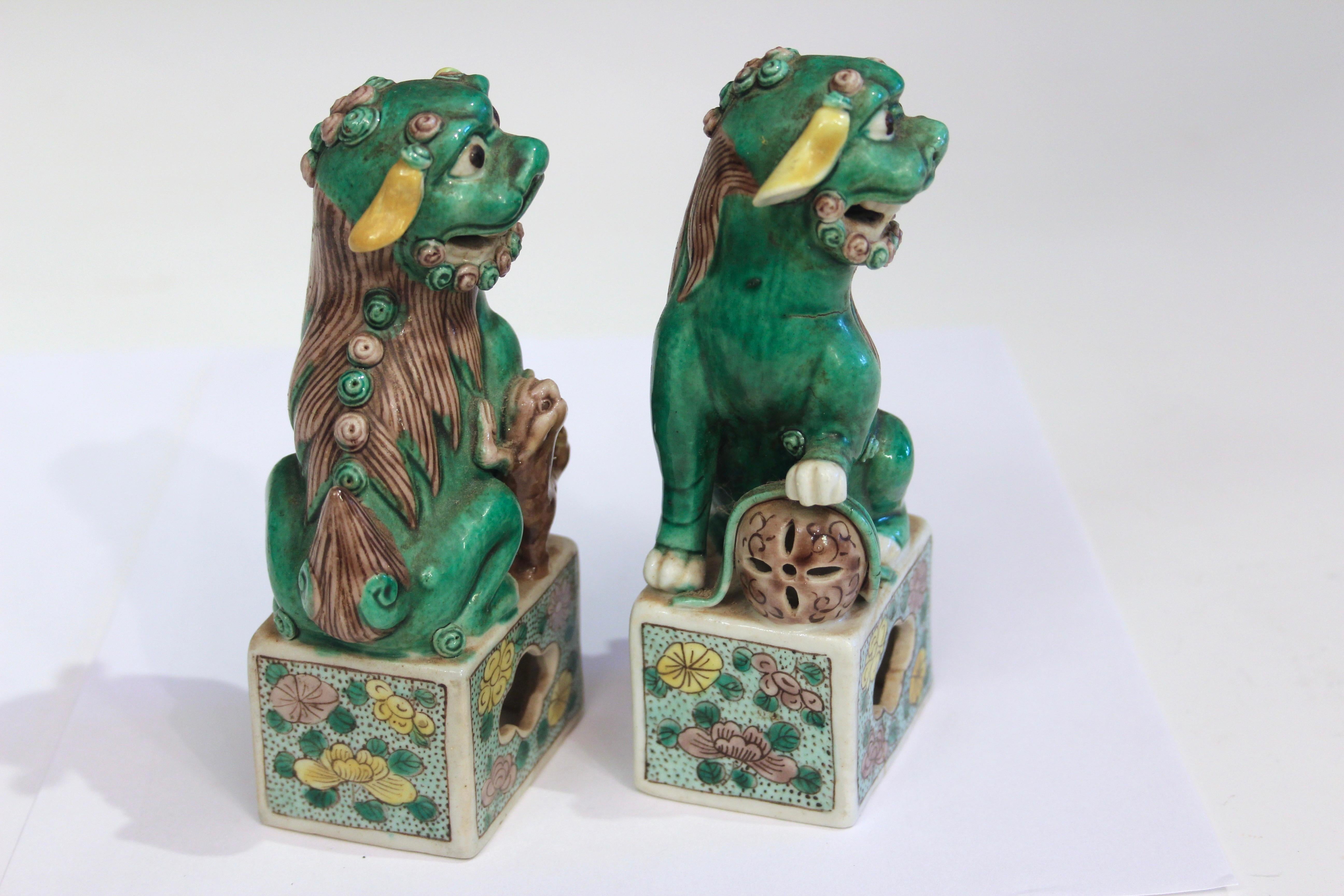 Chinois Paire d'anciennes figures de lions bouddhistes en porcelaine chinoise Famille Verte 19ème siècle en vente