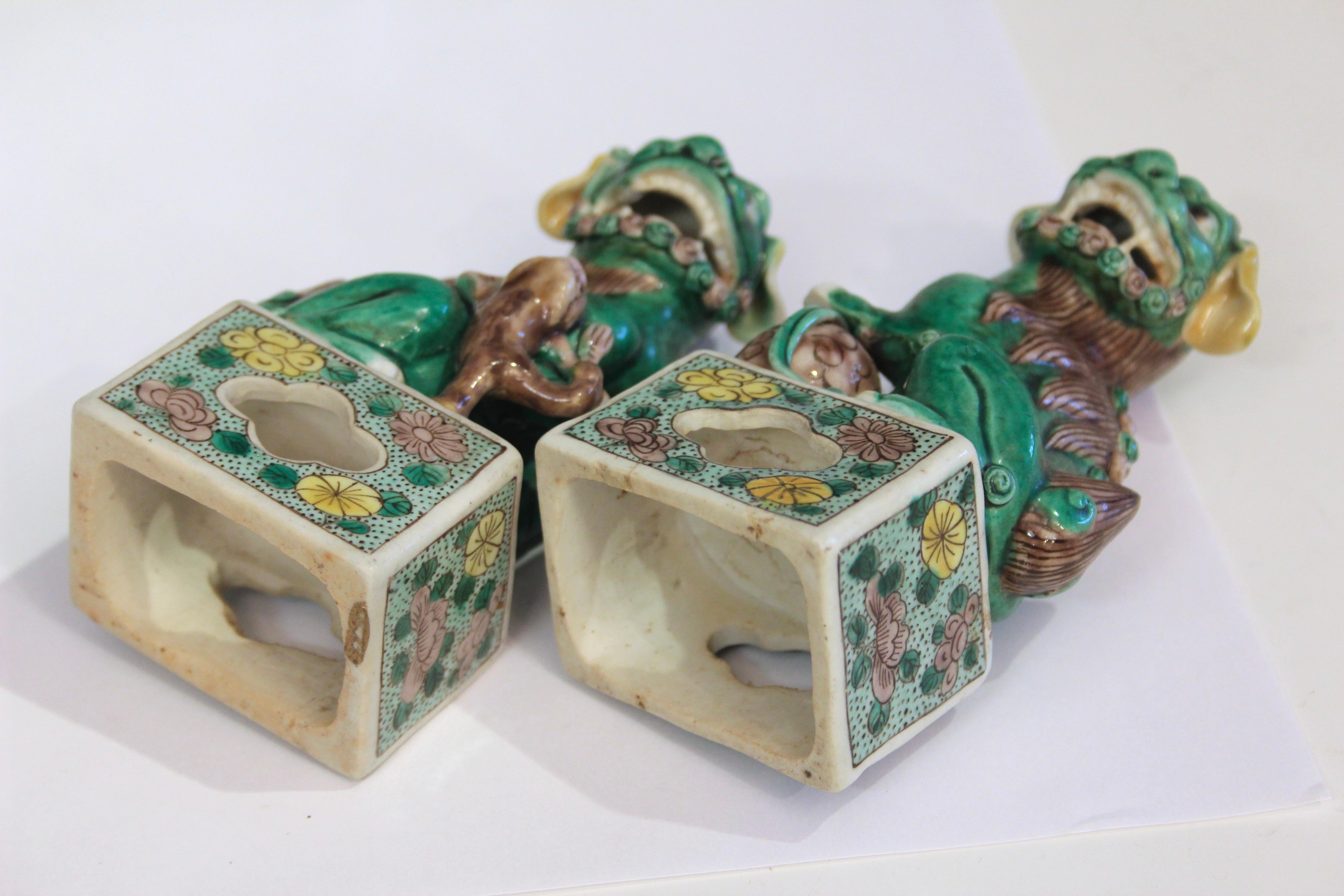 Fait main Paire d'anciennes figures de lions bouddhistes en porcelaine chinoise Famille Verte 19ème siècle en vente