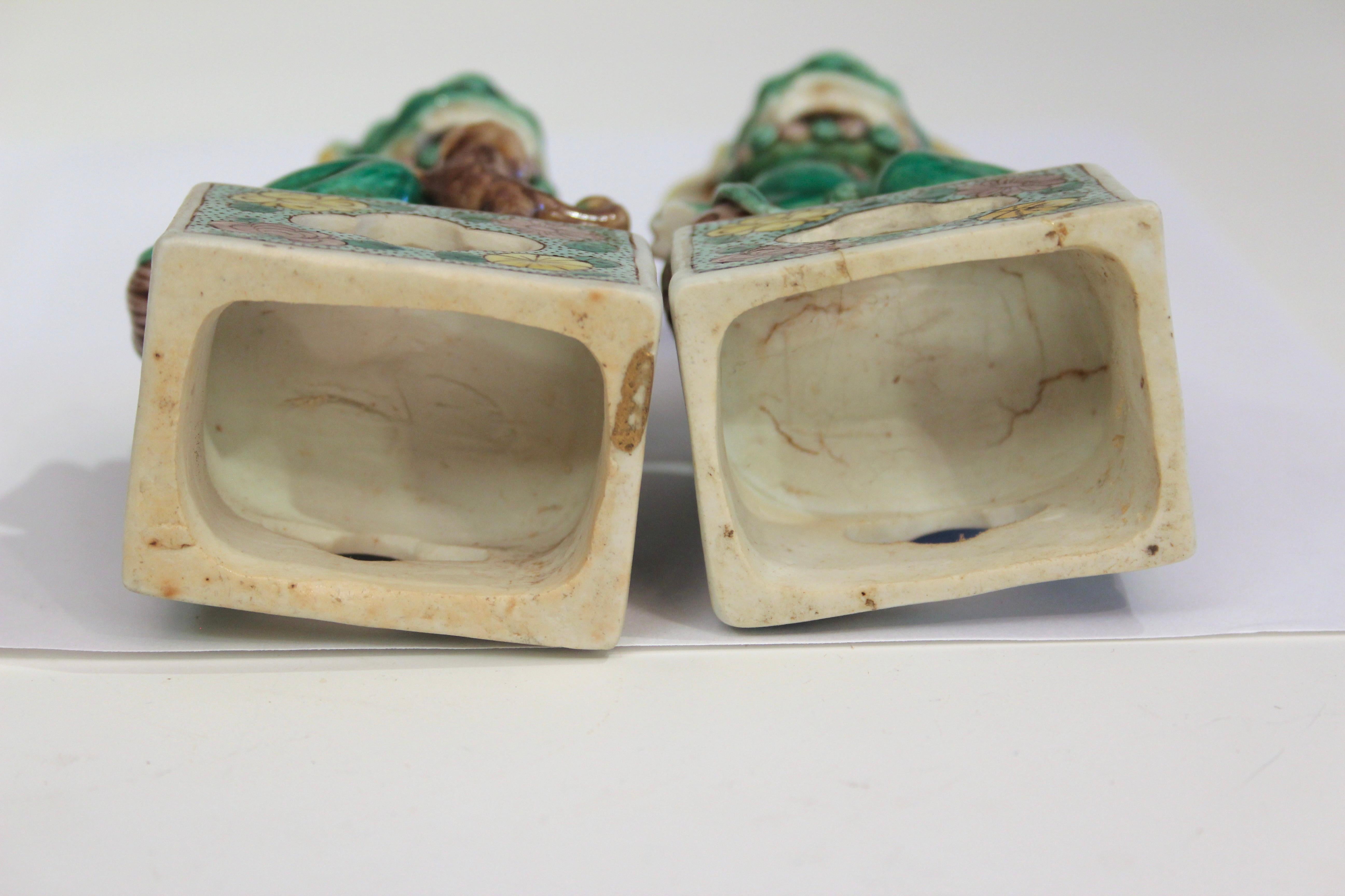 Paire d'anciennes figures de lions bouddhistes en porcelaine chinoise Famille Verte 19ème siècle Bon état - En vente à Wilton, CT