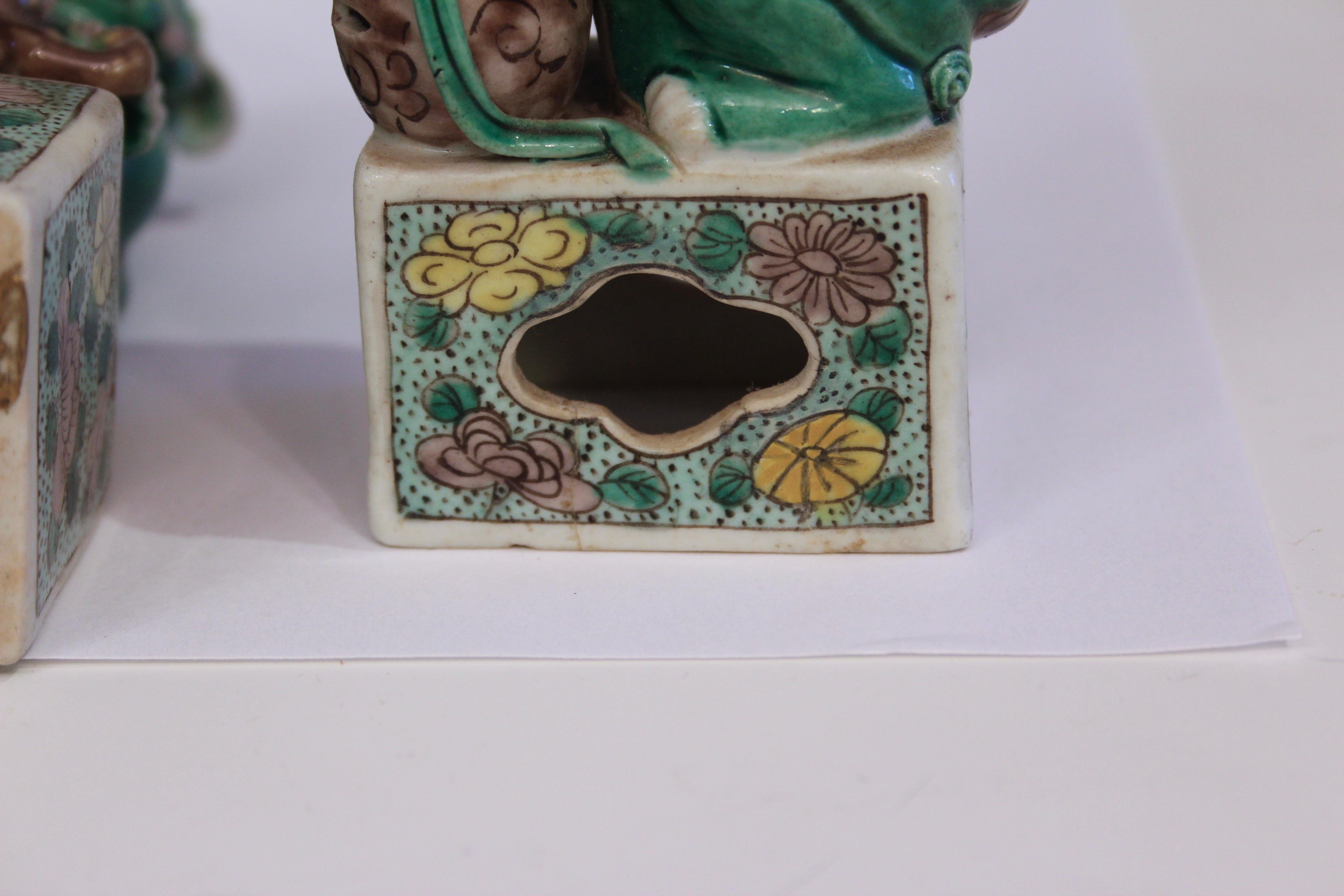 Porcelaine Paire d'anciennes figures de lions bouddhistes en porcelaine chinoise Famille Verte 19ème siècle en vente