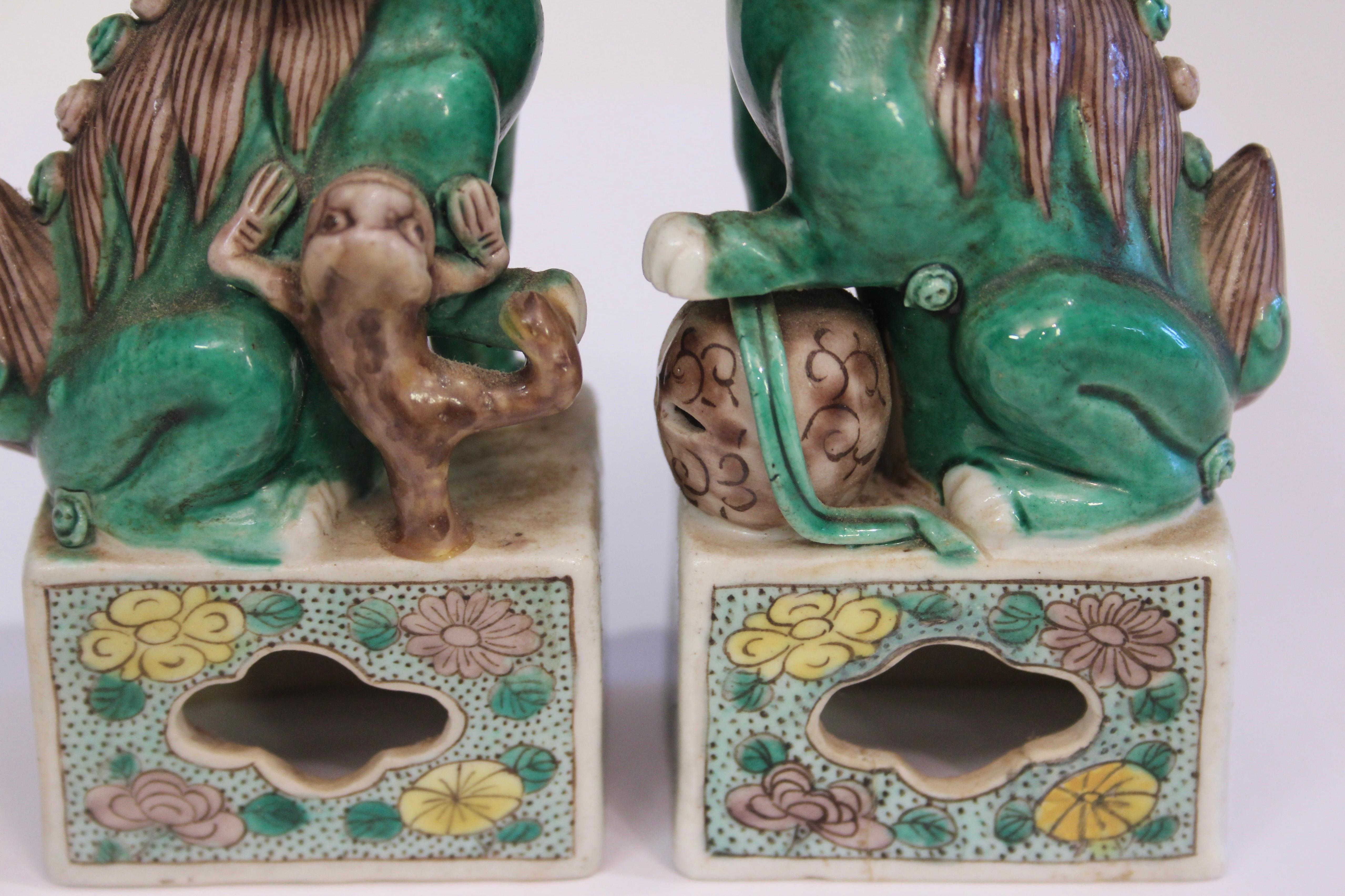 Paire d'anciennes figures de lions bouddhistes en porcelaine chinoise Famille Verte 19ème siècle en vente 1