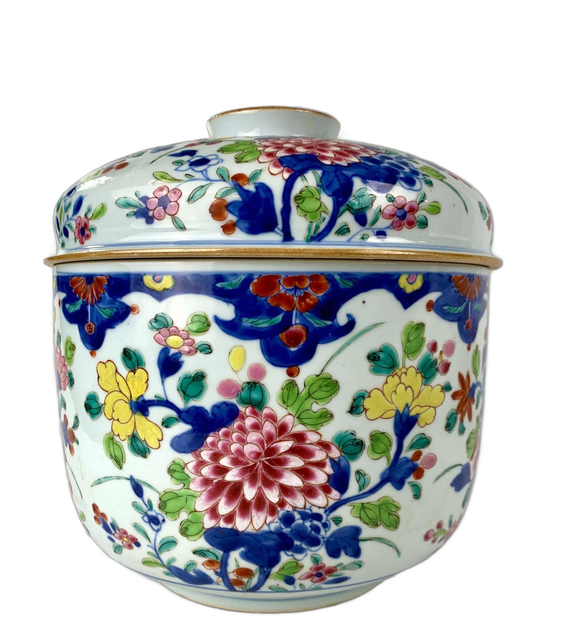 Pair Chinese Porcelain Ginger or Temple Jars Famille Rose Hand Painted Qianlong For Sale 4