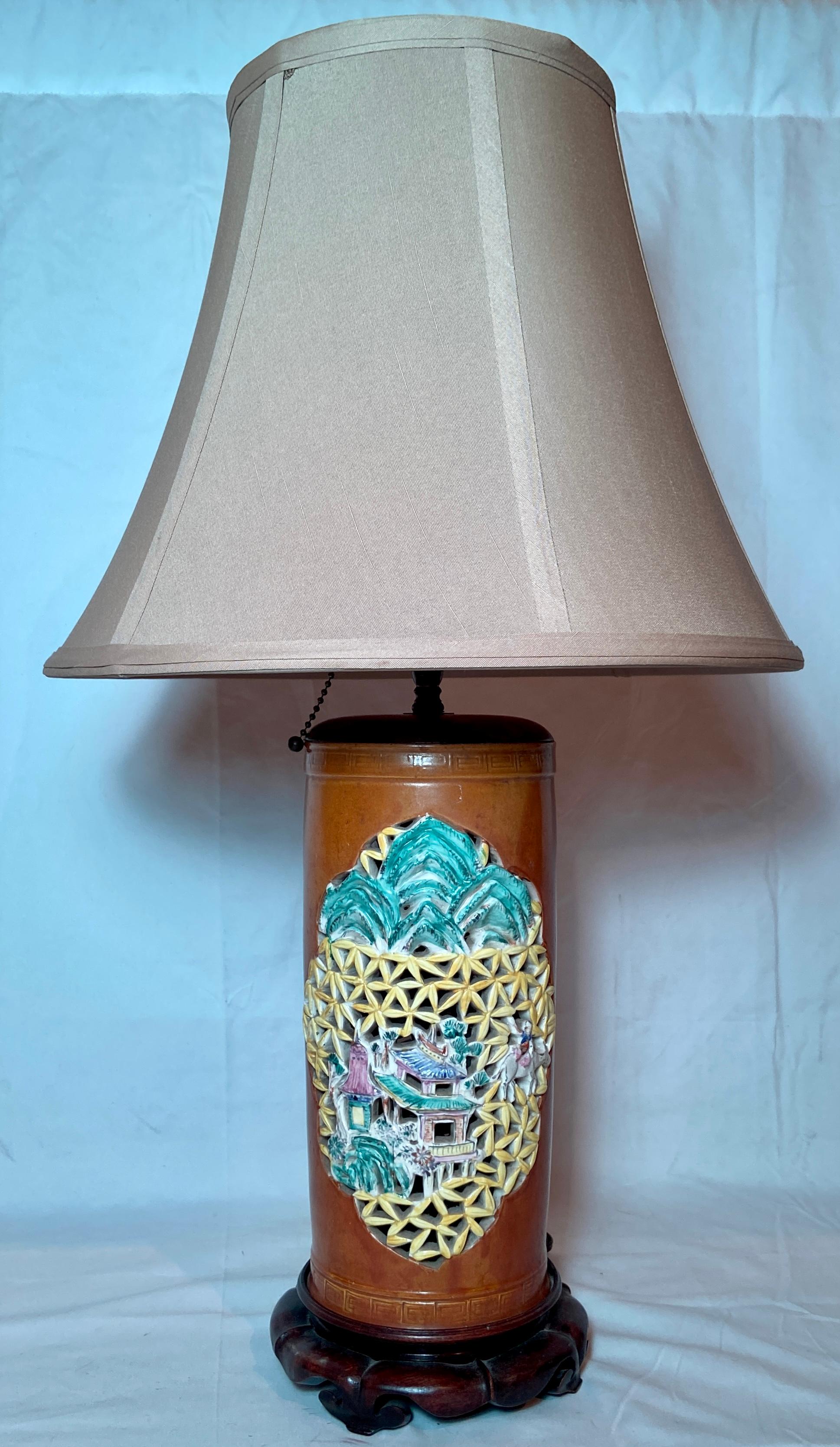 Paire de lanternes anciennes en porcelaine céramique chinoise transformées en lampes, Circa 1890-1900.