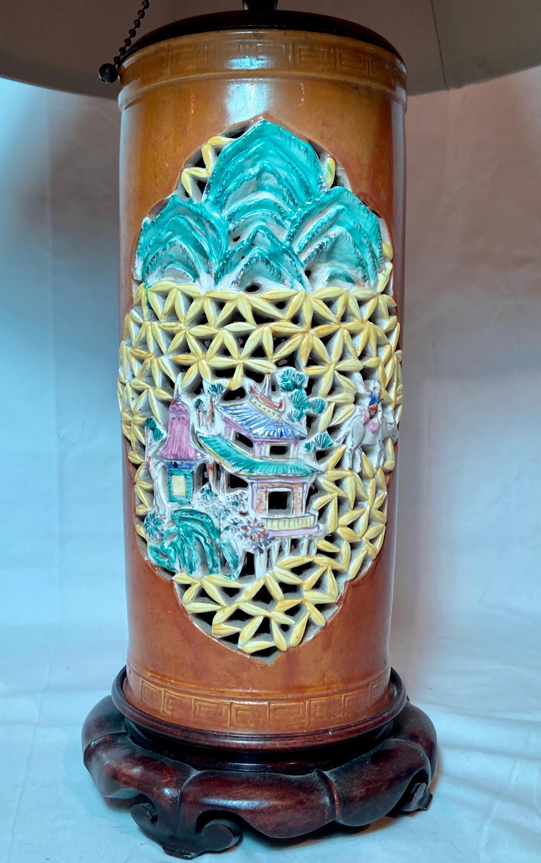Chinois Paire de lanternes anciennes en porcelaine chinoise transformées en lampes, vers 1890-1900 en vente