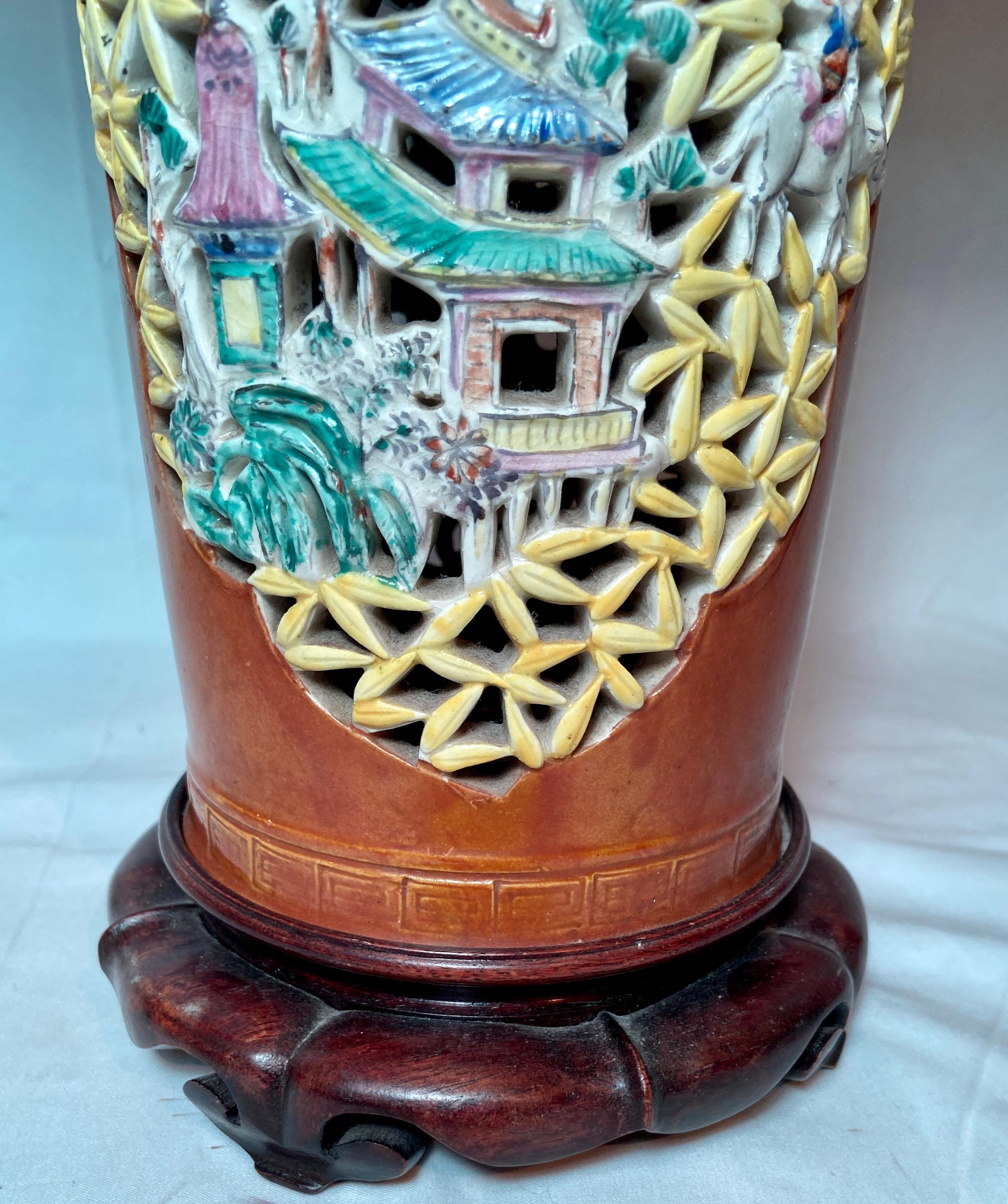 Paire de lanternes anciennes en porcelaine chinoise transformées en lampes, vers 1890-1900 Bon état - En vente à New Orleans, LA