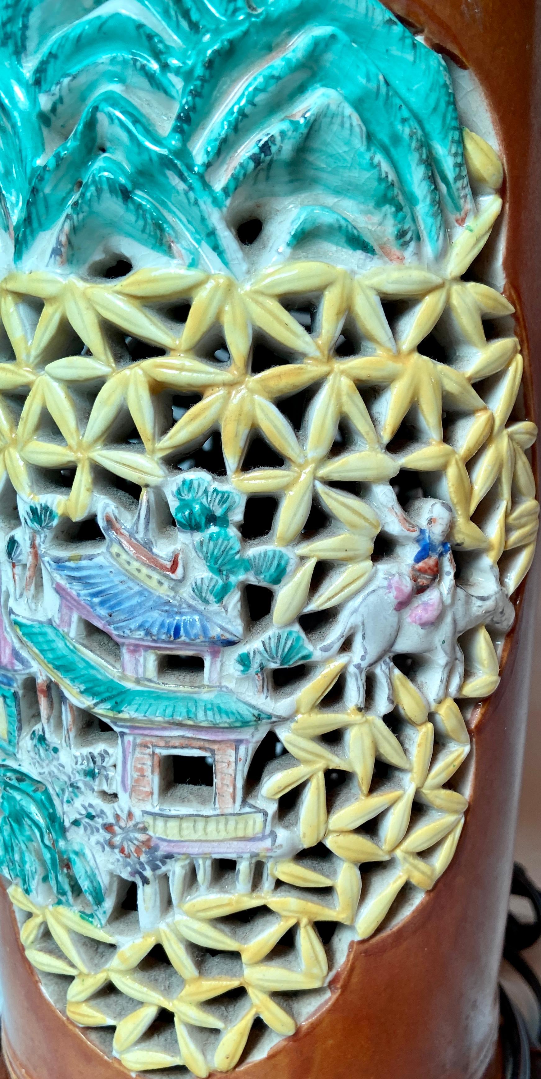 Paire de lanternes anciennes en porcelaine chinoise transformées en lampes, vers 1890-1900 en vente 1