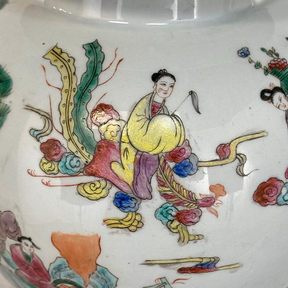 Paar antike chinesische Porzellanurnen mit Deckeln und Holzsockeln aus Porzellan im Angebot 7
