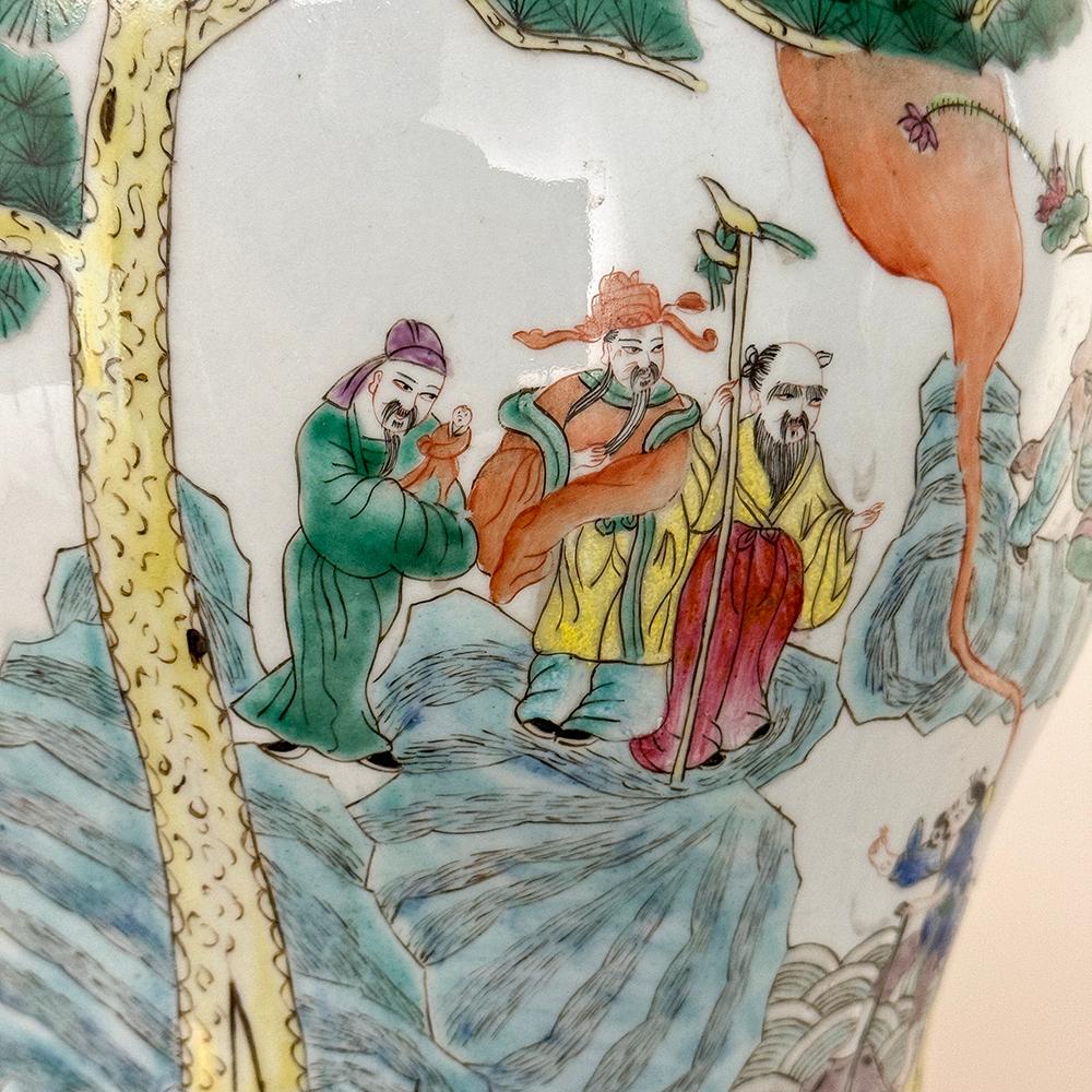 Paar antike chinesische Porzellanurnen mit Deckeln und Holzsockeln aus Porzellan im Angebot 8
