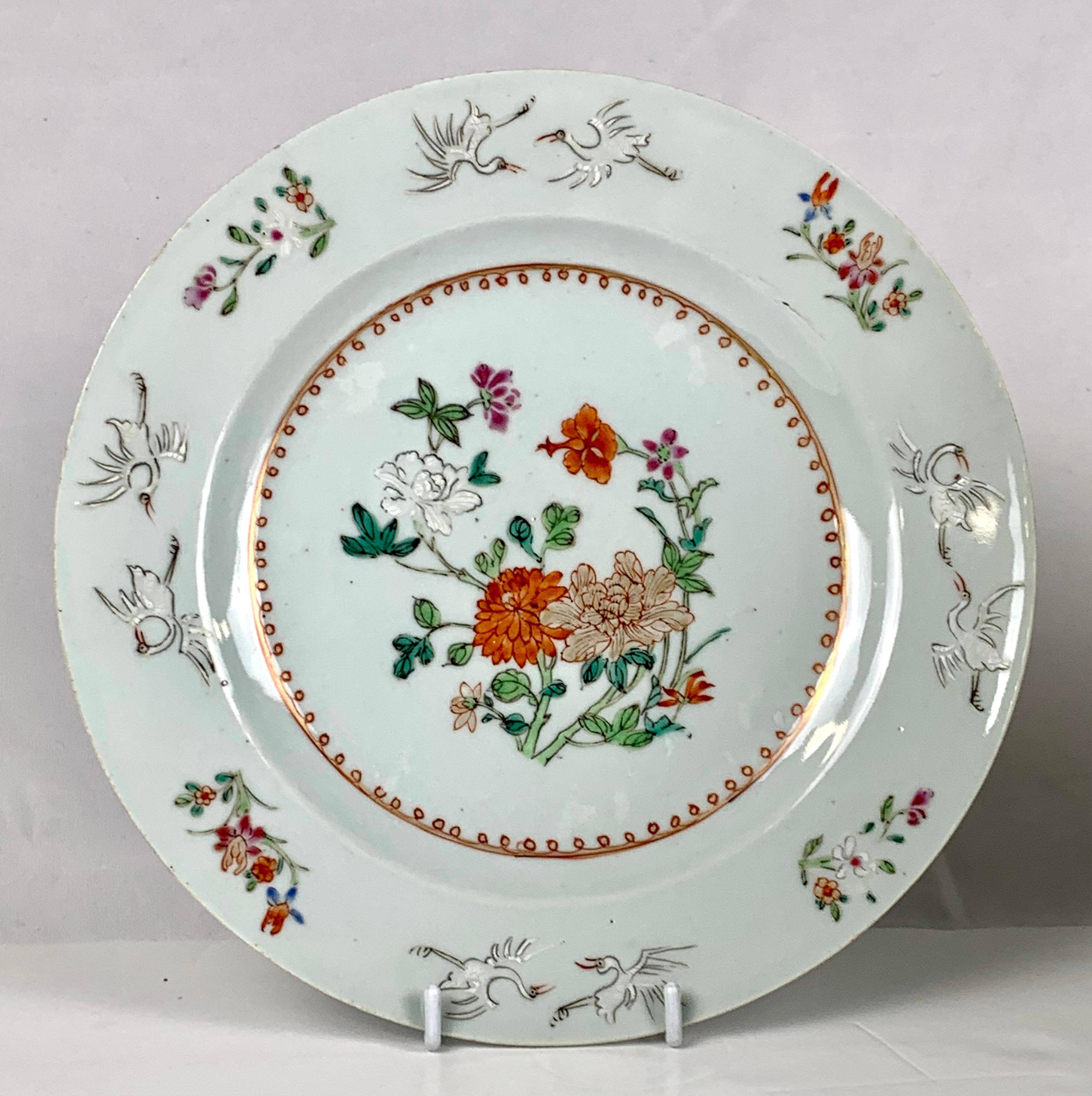 Dieses Paar schöner chinesischer Porzellanteller wurde Mitte des 18. Jahrhunderts im Famille-Rose-Stil handbemalt. Die Mitte jedes Tellers ist mit zarten farbigen Emaillen und Gold bemalt.
Kleine grüne Blätter betonen schöne Pfingstrosen und andere